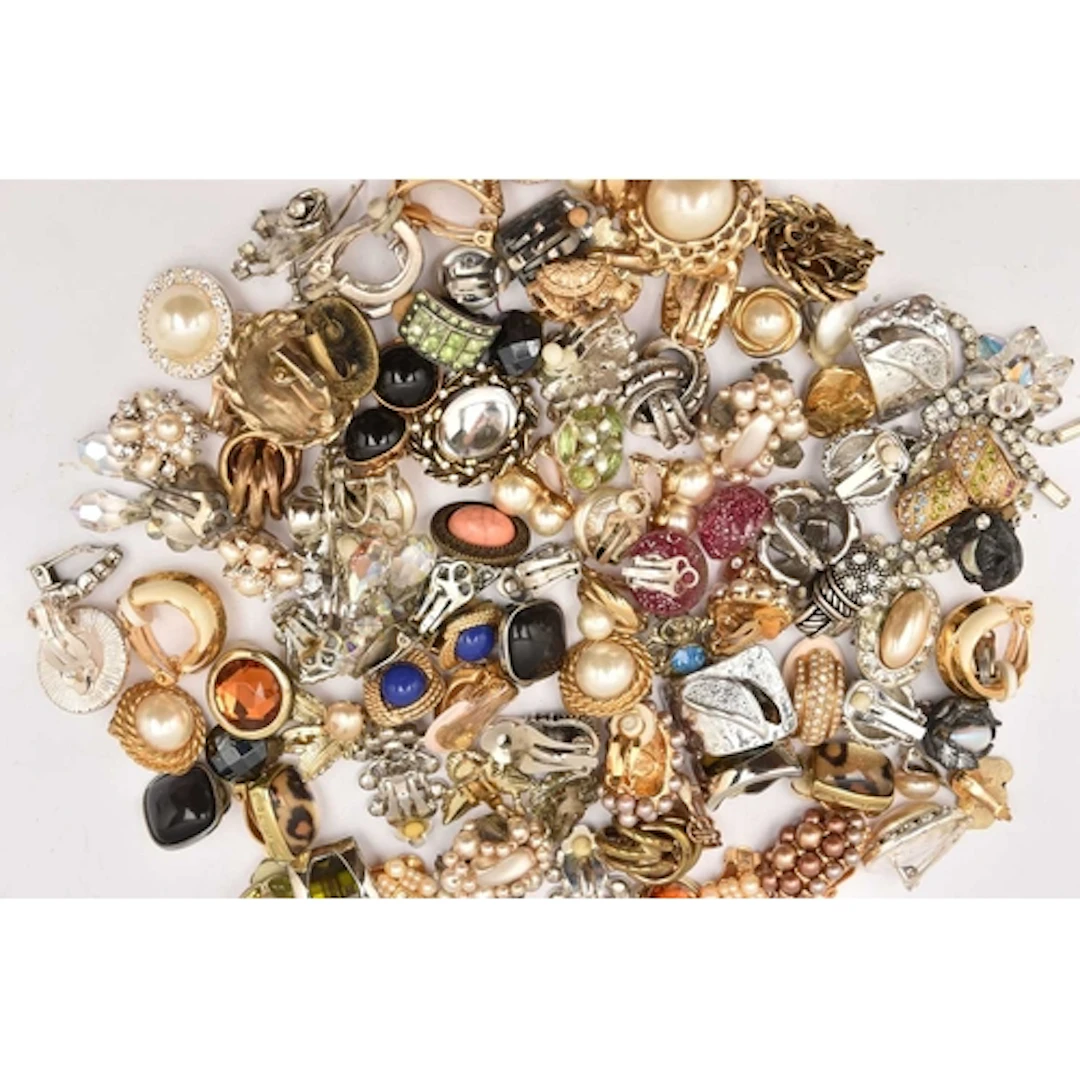 A SMALL PLASTIC TUB OF APPROXIMATELY 50 PAIRS OF COSTUME CLI...
