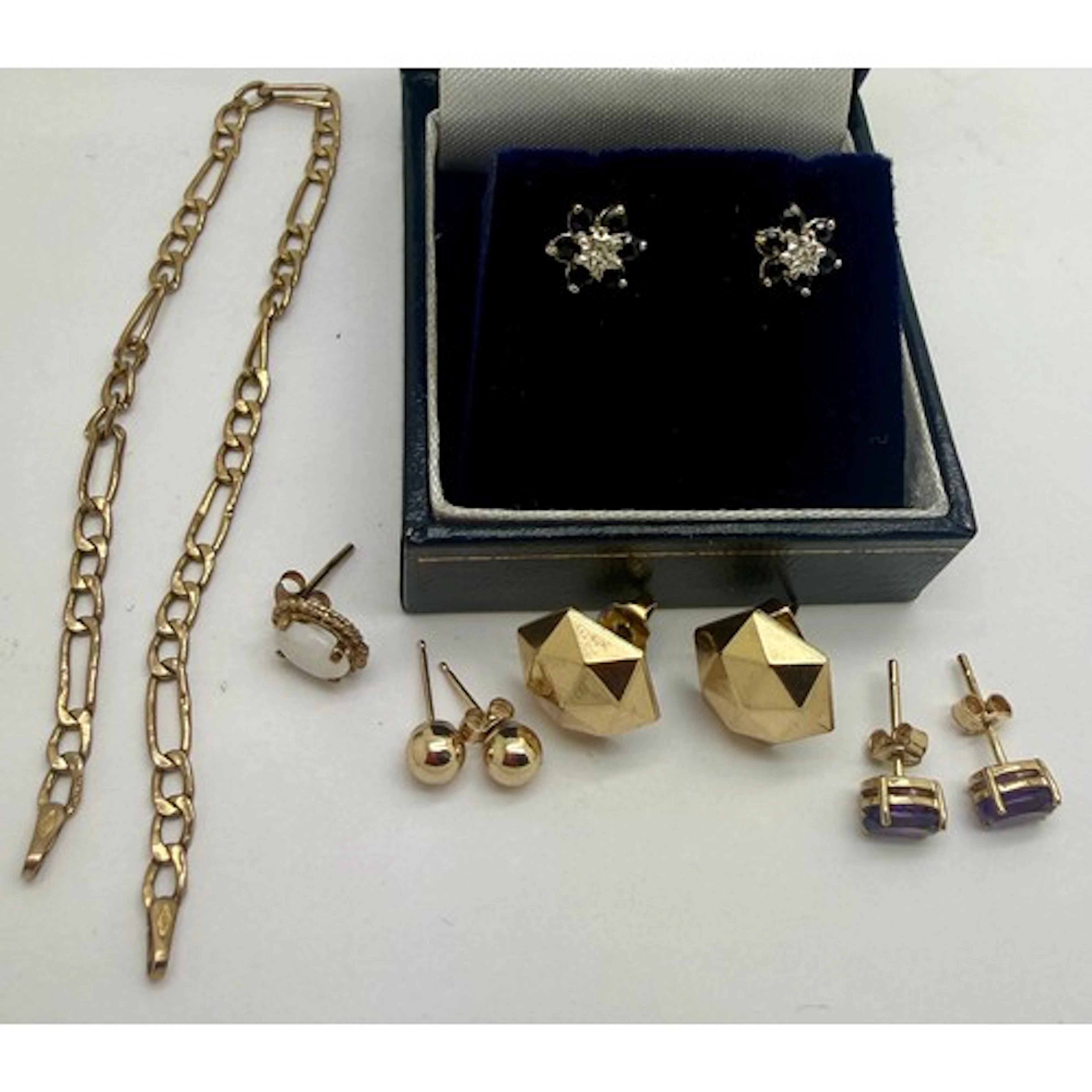 A collection of 9 carat gold earrings and a chain to include...