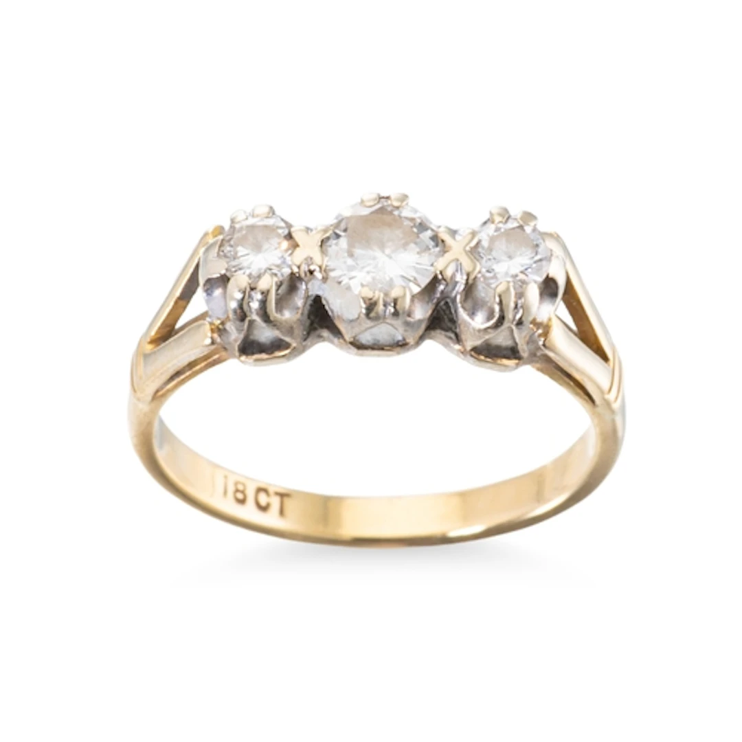 A THREE STONE DIAMOND RING, mounted in 18ct yellow gold. Est...