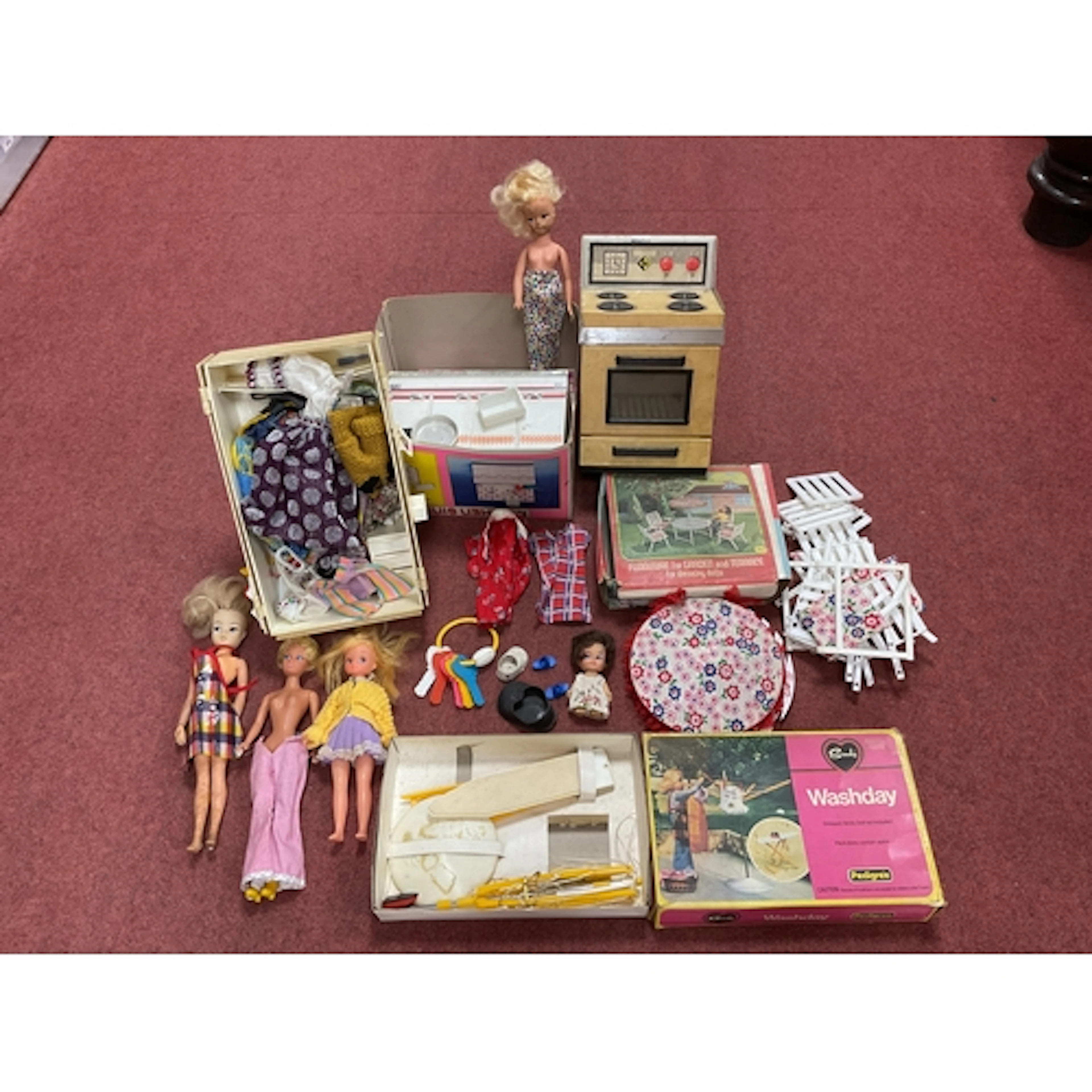 Five plastic dolls including Two Sindy Dolls and two others ...