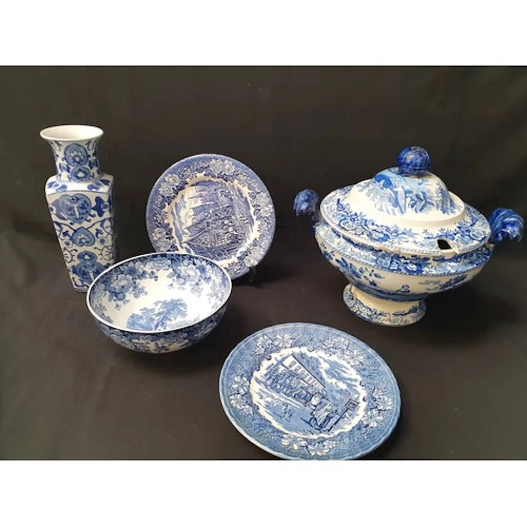 SELECTION OF 20TH CENTURY BLUE AND WHITE CERAMICS to includ...