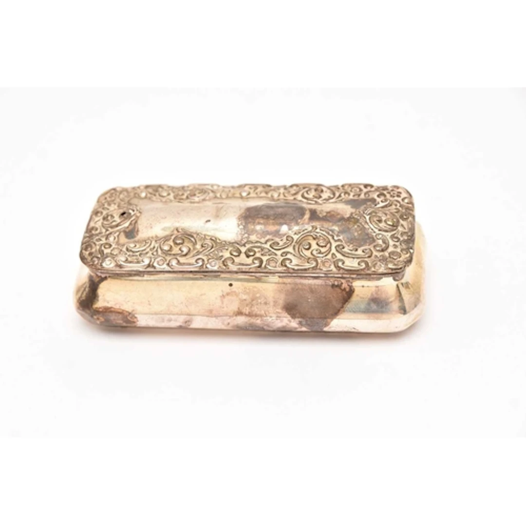 AN EARLY 20TH CENTURY SILVER TRINKET BOX, of a rectangular f...