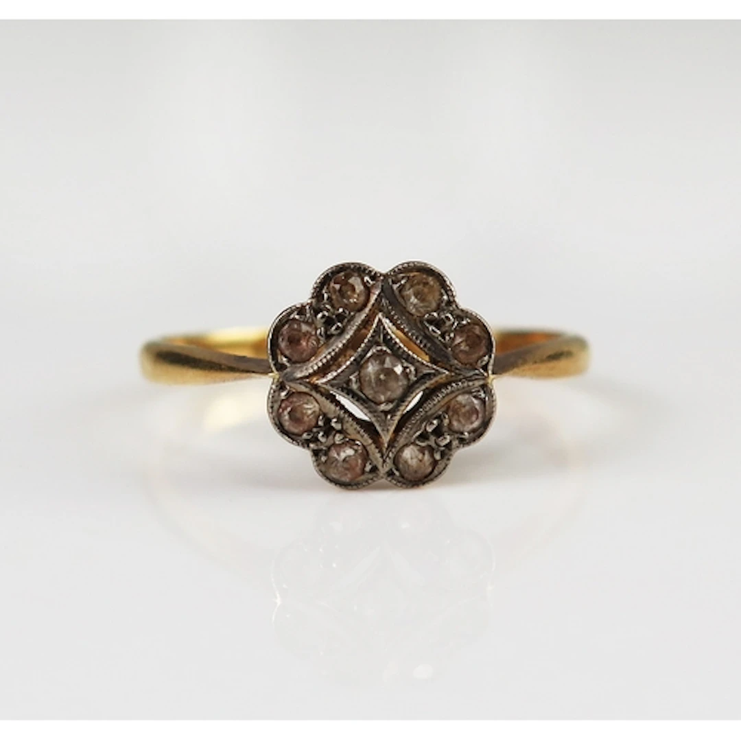 An antique diamond cluster ring in an 18ct yellow gold setti...