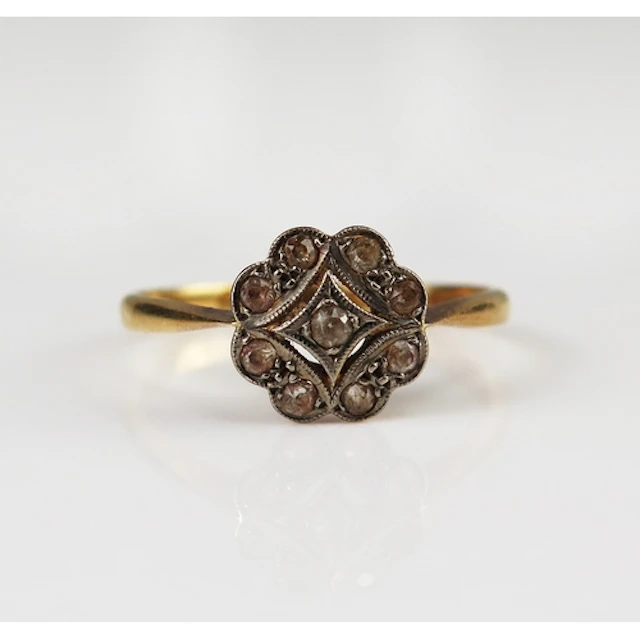An antique diamond cluster ring in an 18ct yellow gold setti...