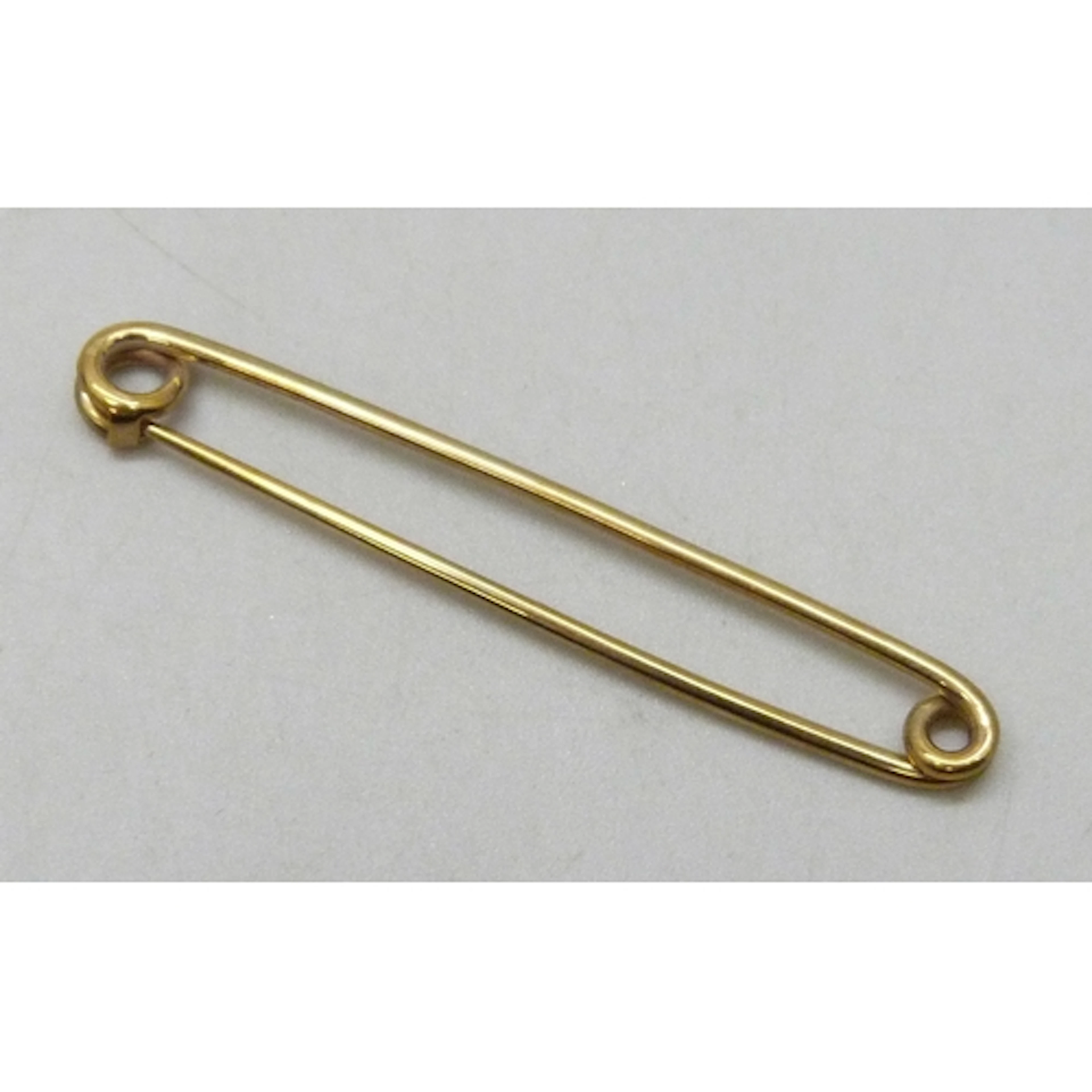 A 9ct gold brooch, 2.3g, 5.2cm, clasp on box a/f