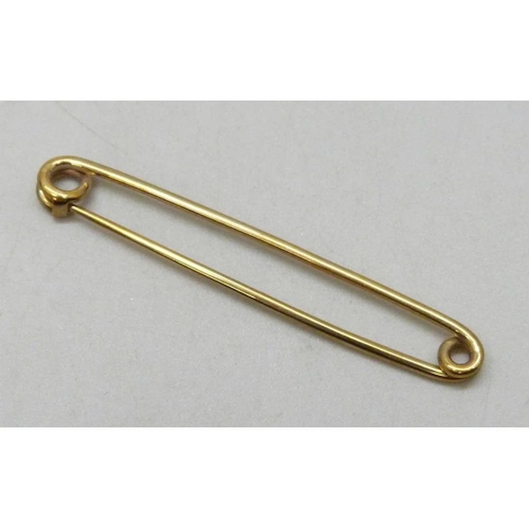 A 9ct gold brooch, 2.3g, 5.2cm, clasp on box a/f