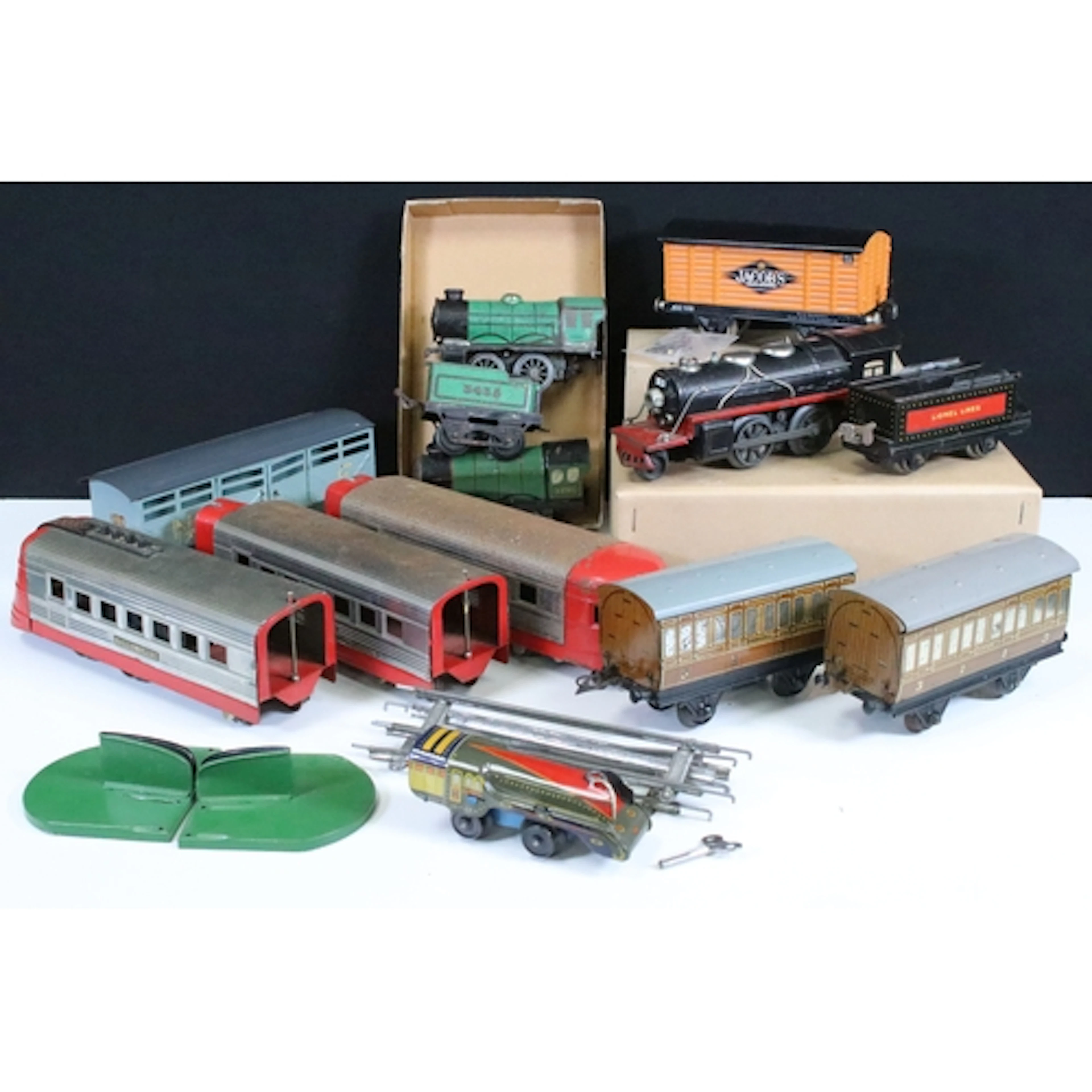 Collection of tin plate model railway to include a pre War O...