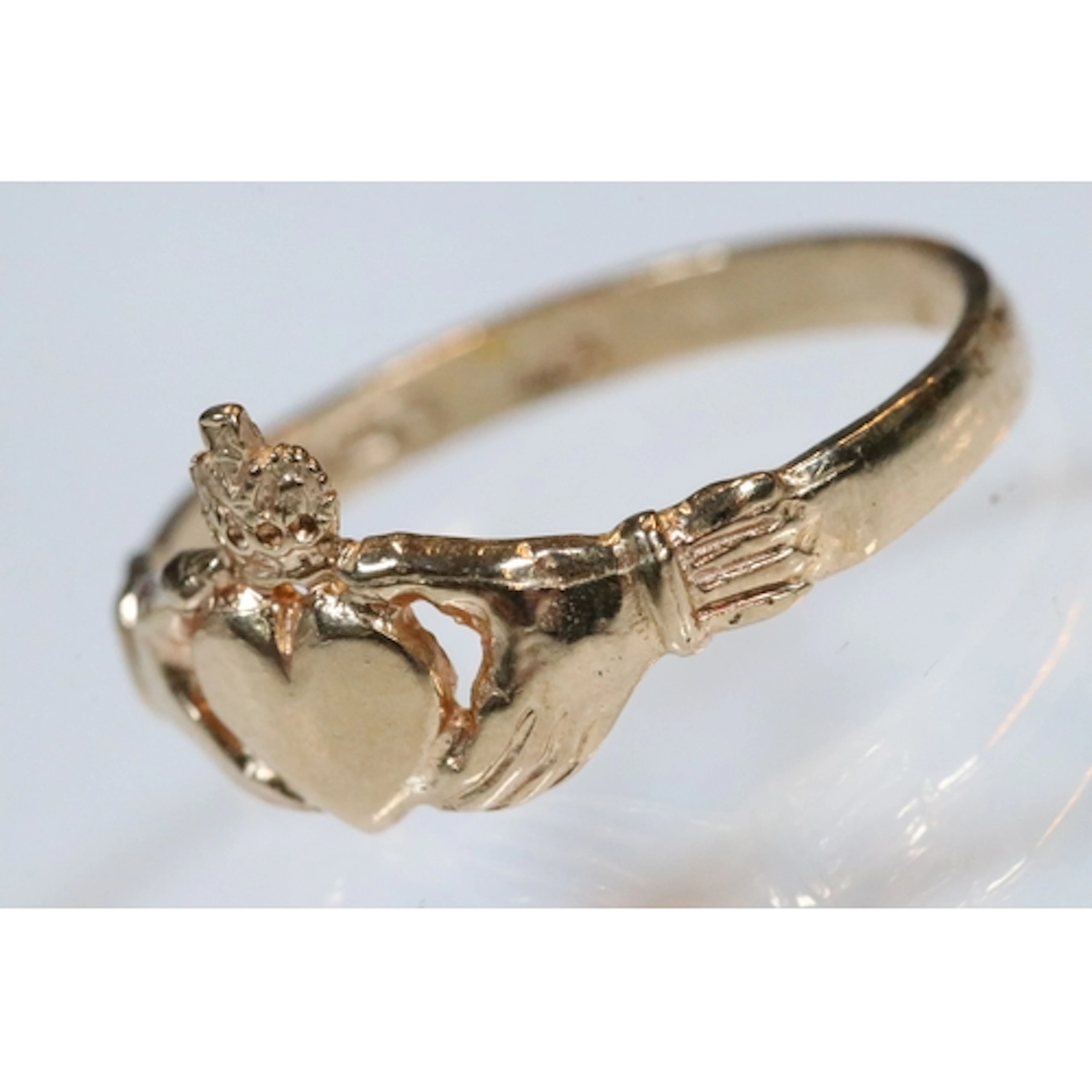 9ct gold claddagh ring. Hallmarked London 1985. Size T.