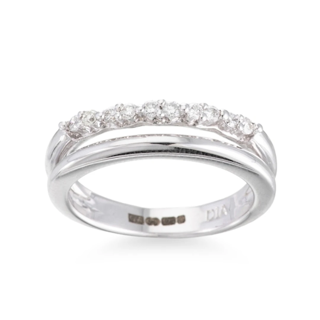 A DIAMOND CLUSTER RING, split band design, mounted in 9ct wh...