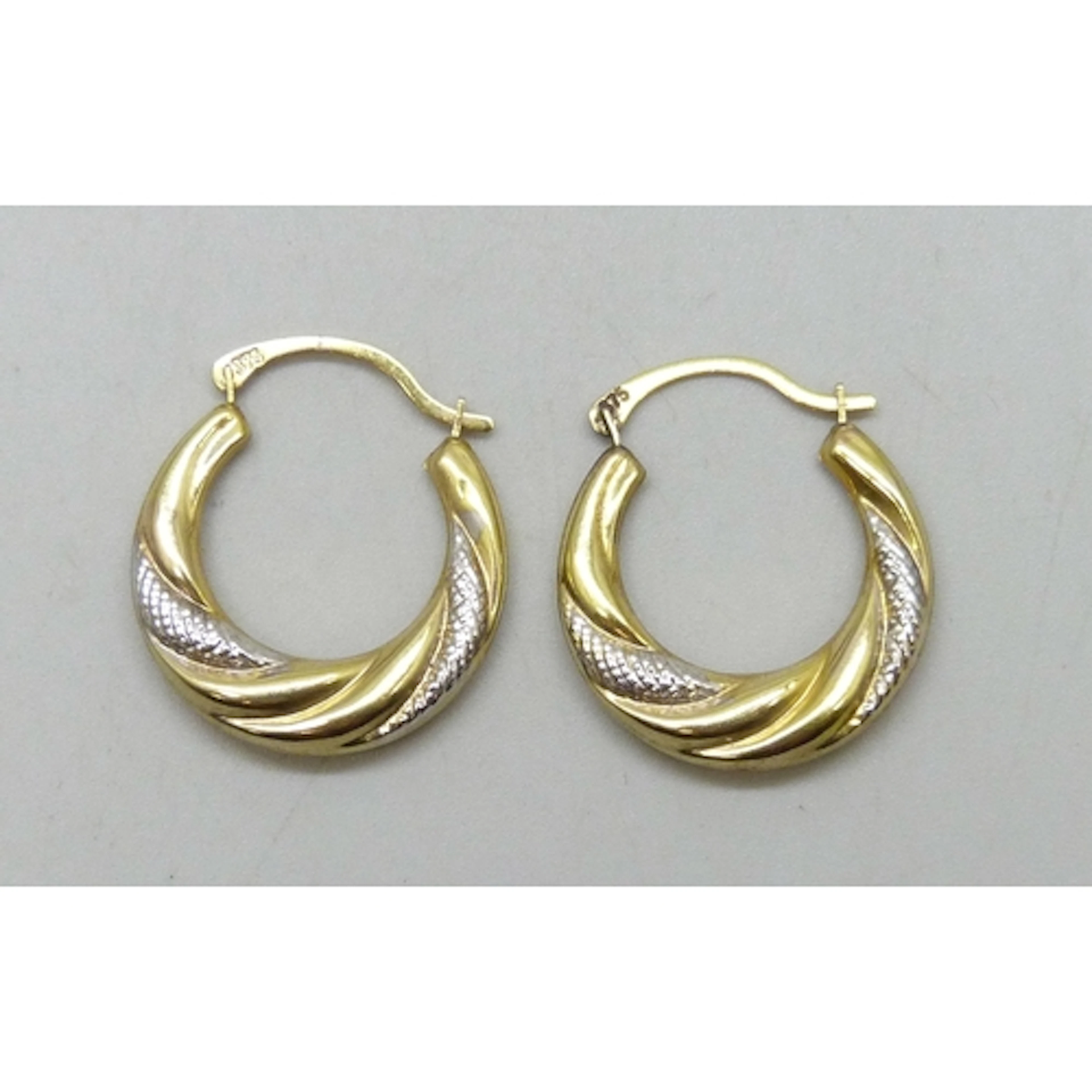 A pair of 9ct gold hoop earrings, 1g, 1.9cm