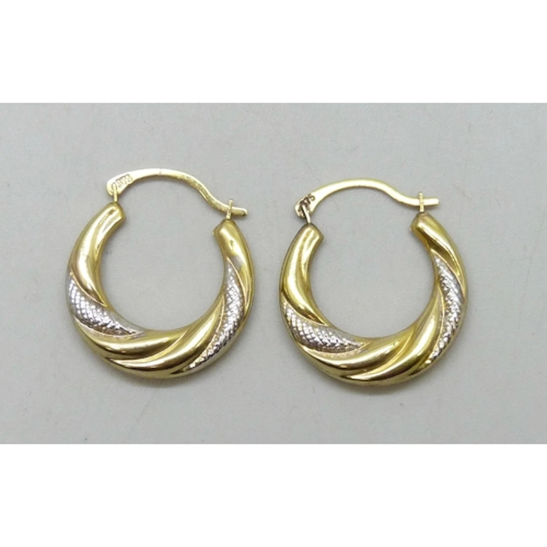 A pair of 9ct gold hoop earrings, 1g, 1.9cm