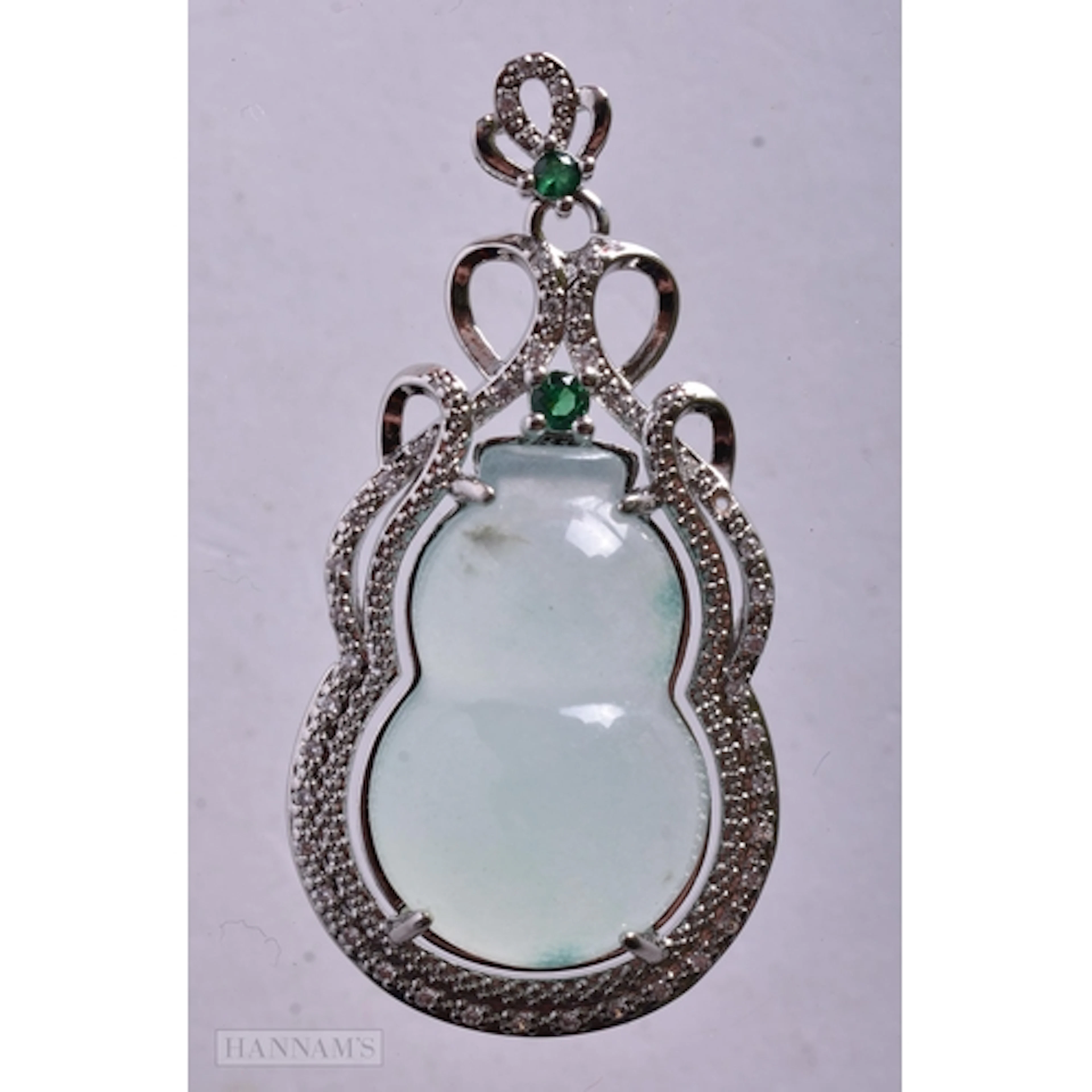 A SILVER AND JADE GOURD PENDANT. 5 x 2.5 cm. 10 grams