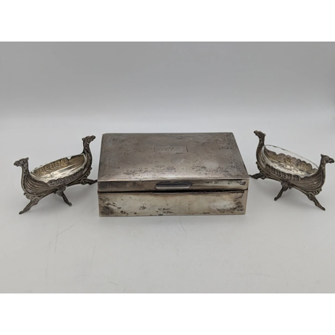 A silver cigarette box having engine turned decoration to li...