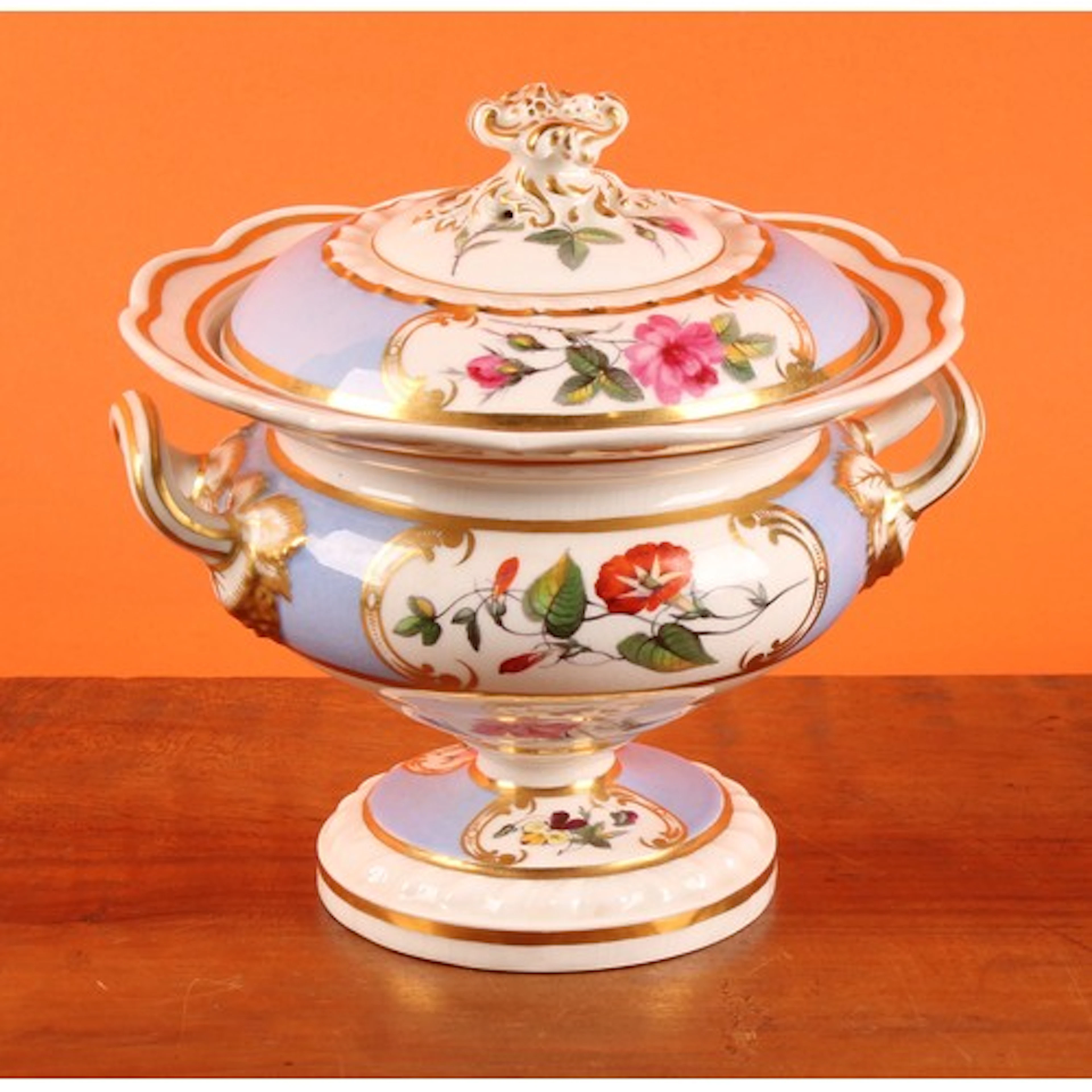 A Chamberlain Worcester pedestal tureen and cover, of compre...