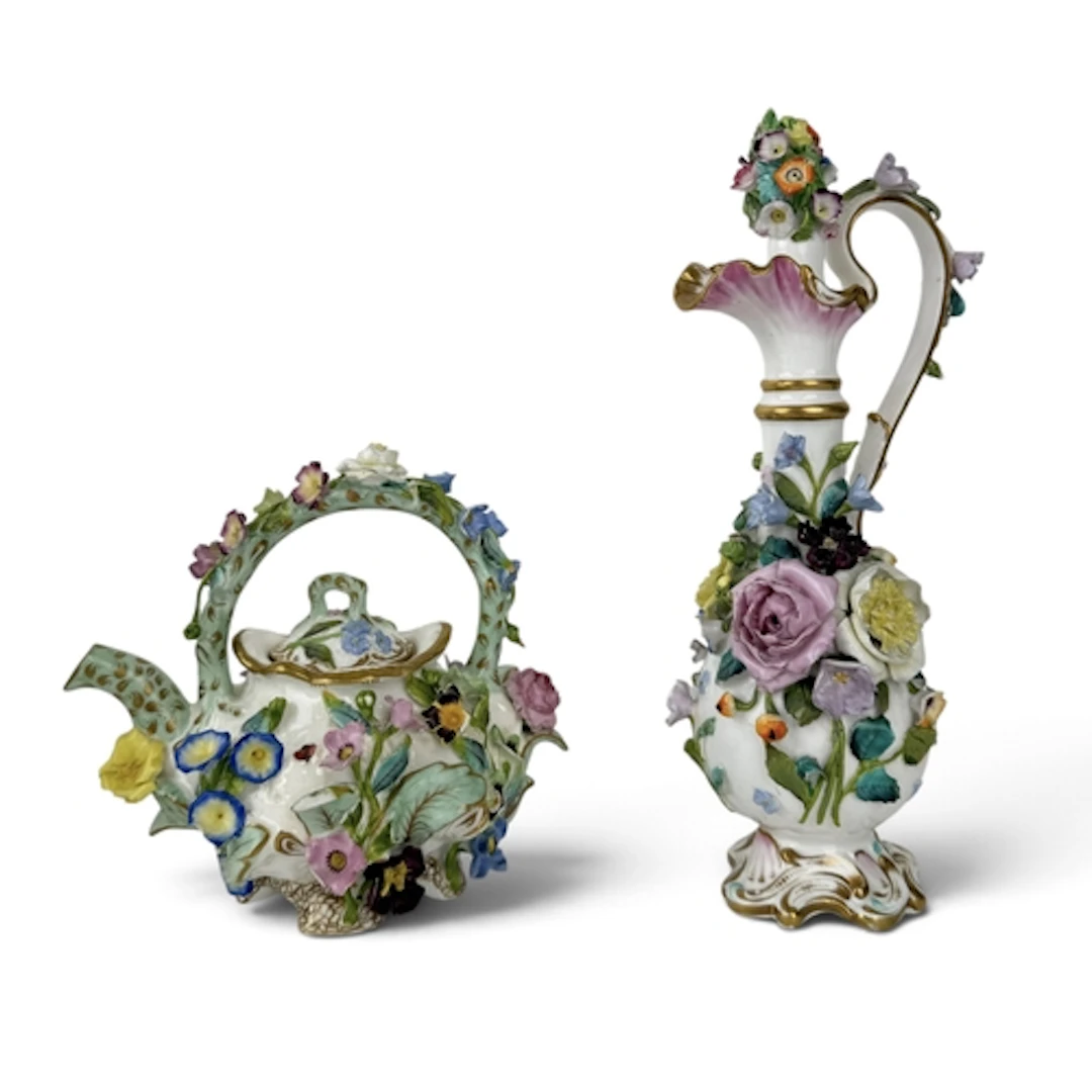 A PORCELAIN TEAPOT AND A SIMILAR BALUSTER SHAPE EWER, IN MEI...