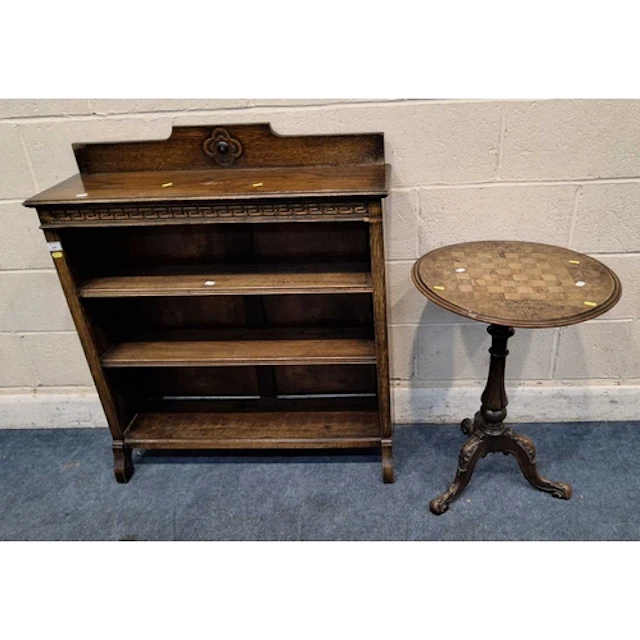 AN EARLY 20TH CENTURY OAK OPEN BOOKCASE, with geometric patt...
