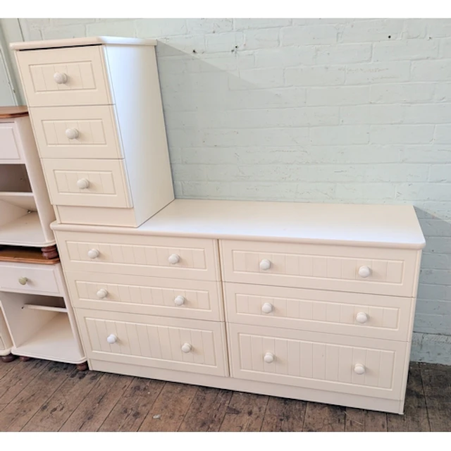 A long low modern cream bedroom chest, fitted six drawers an...