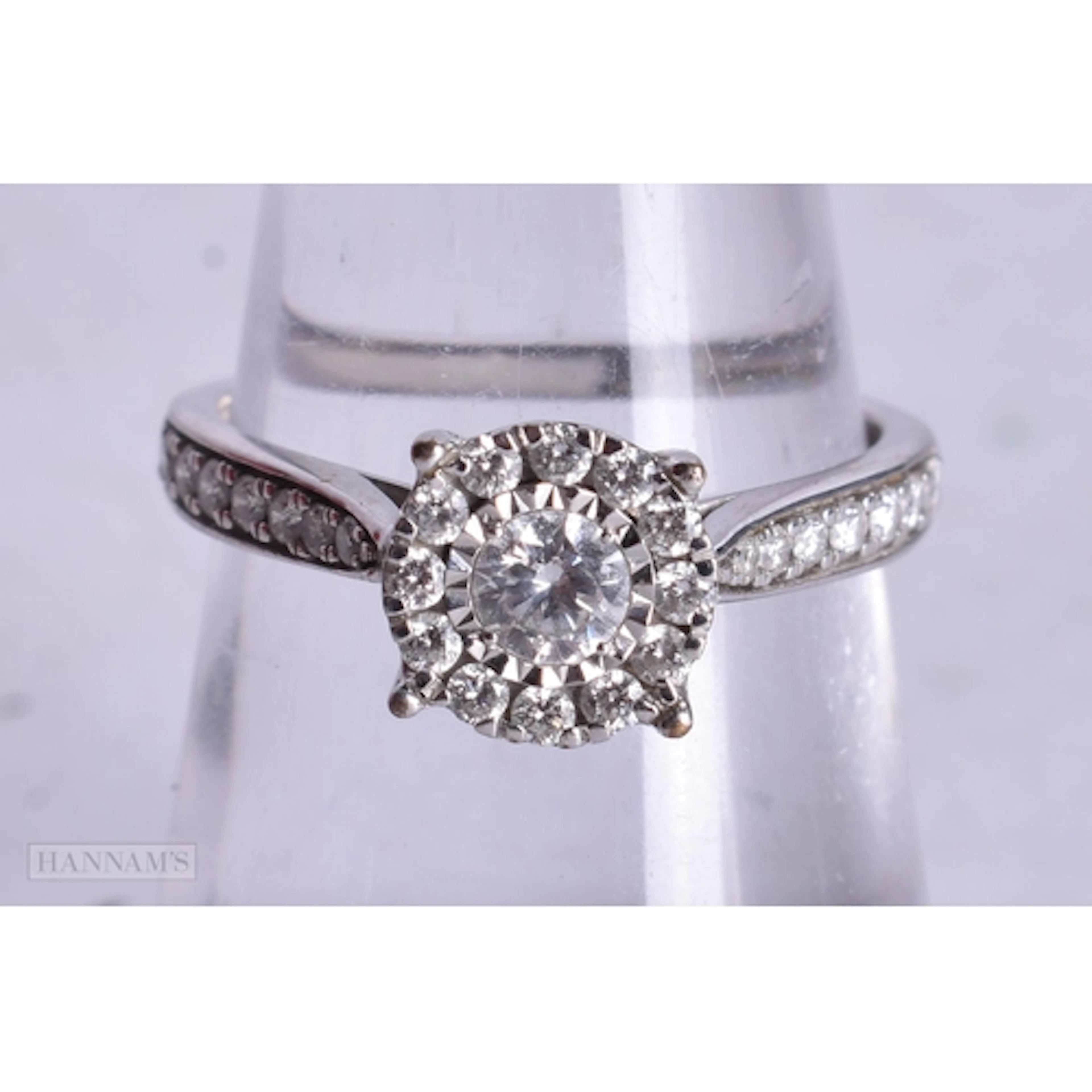 9ct white gold diamond halo cluster ring (1.9g). L/M.