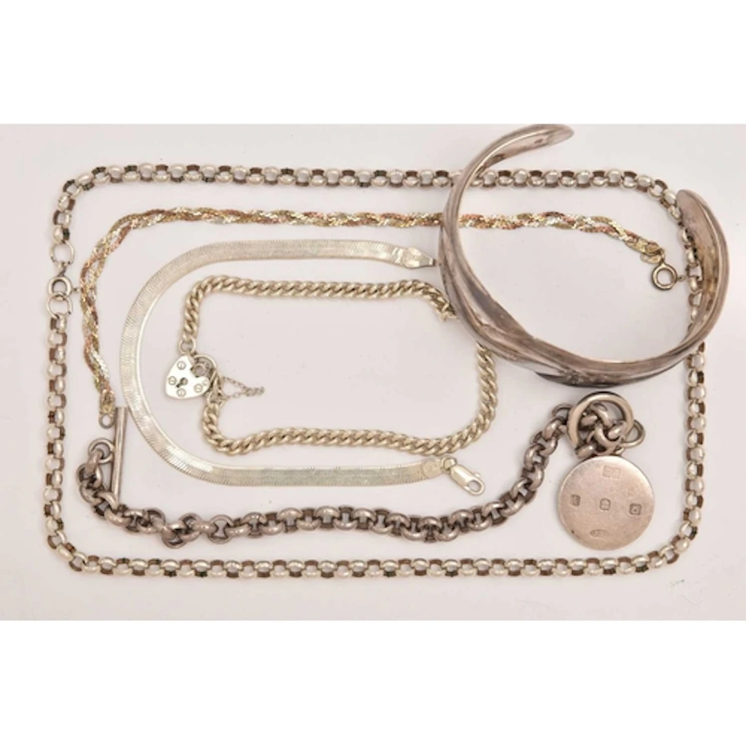 AN ASSORTMENT OF SILVER AND WHITE METAL, to include a silver...