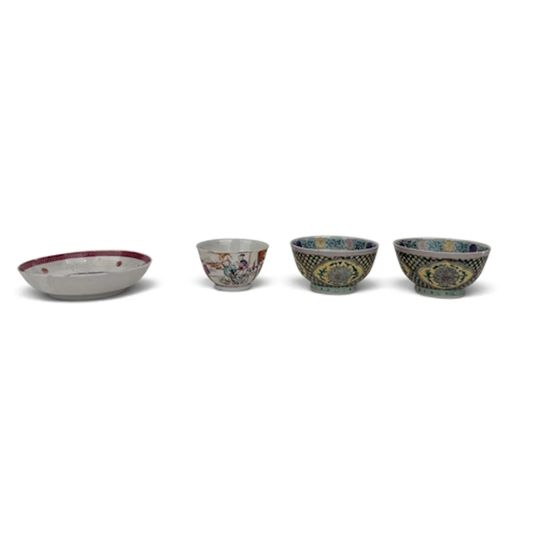 A PAIR OF 19TH CENTURY CHINESE PORCELAIN BOWLS TOGETHER WITH...