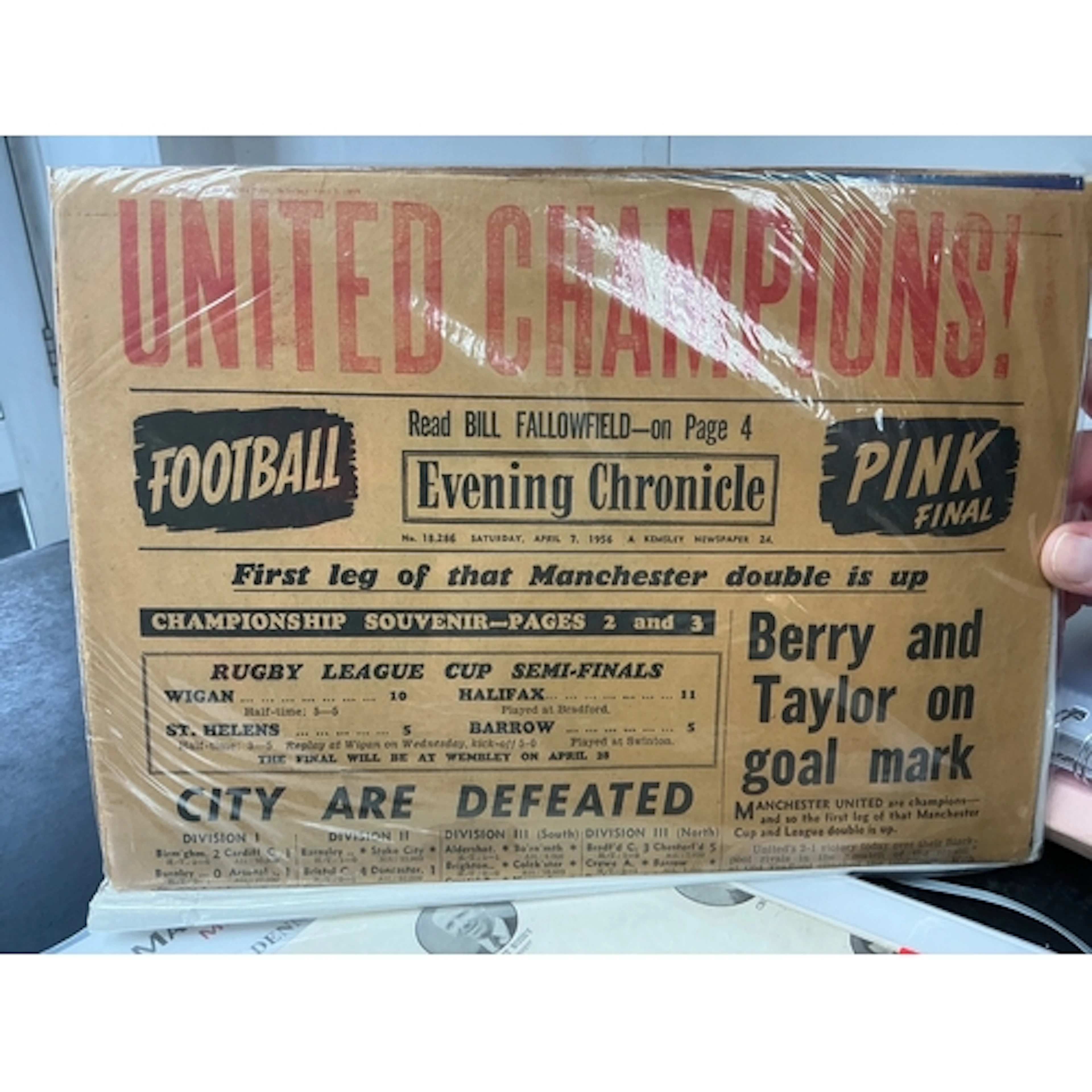 Manchester United Football Memorabilia Folders: 5 large fold...