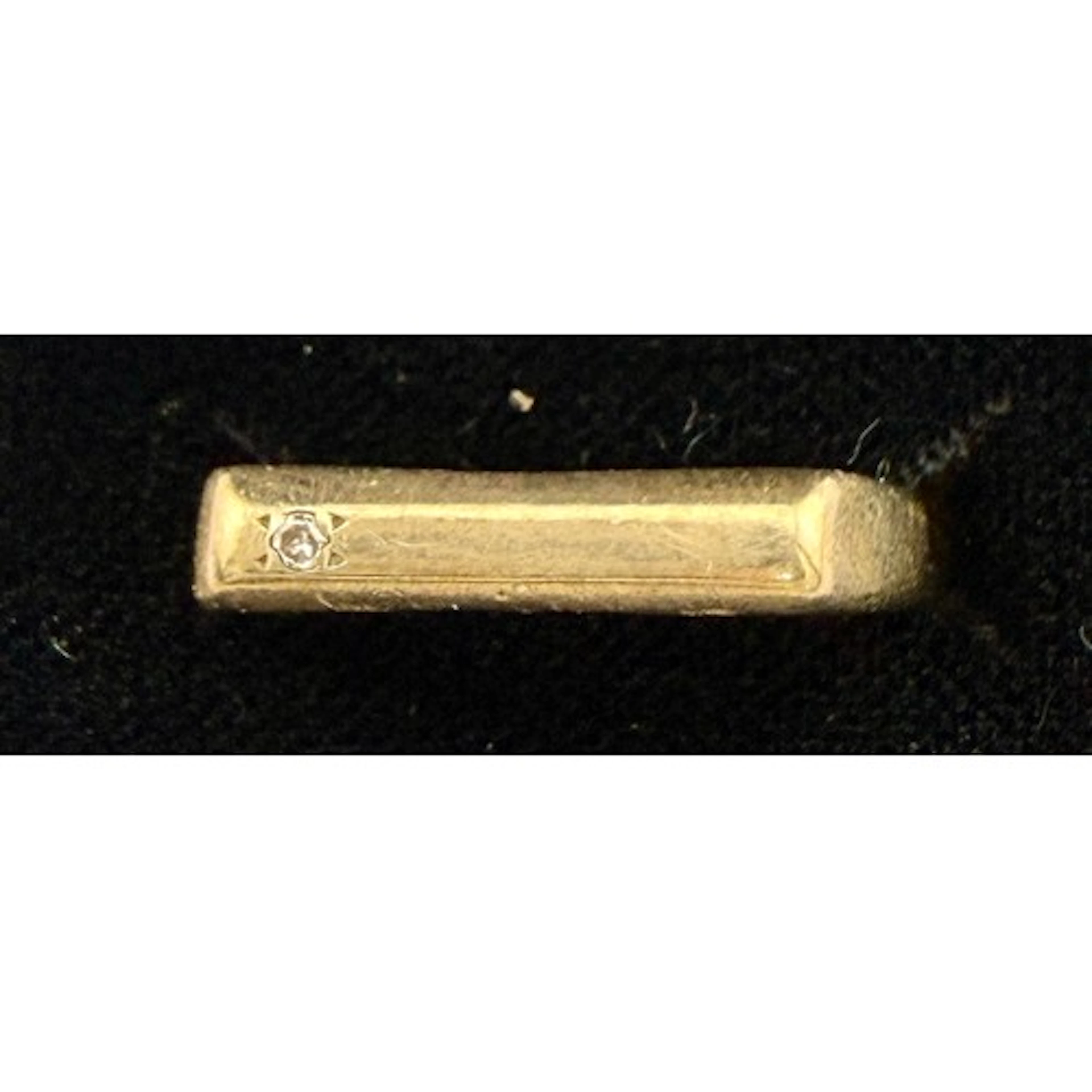 A nine carat gold ring set with a diamond. Size J. Weight 1....