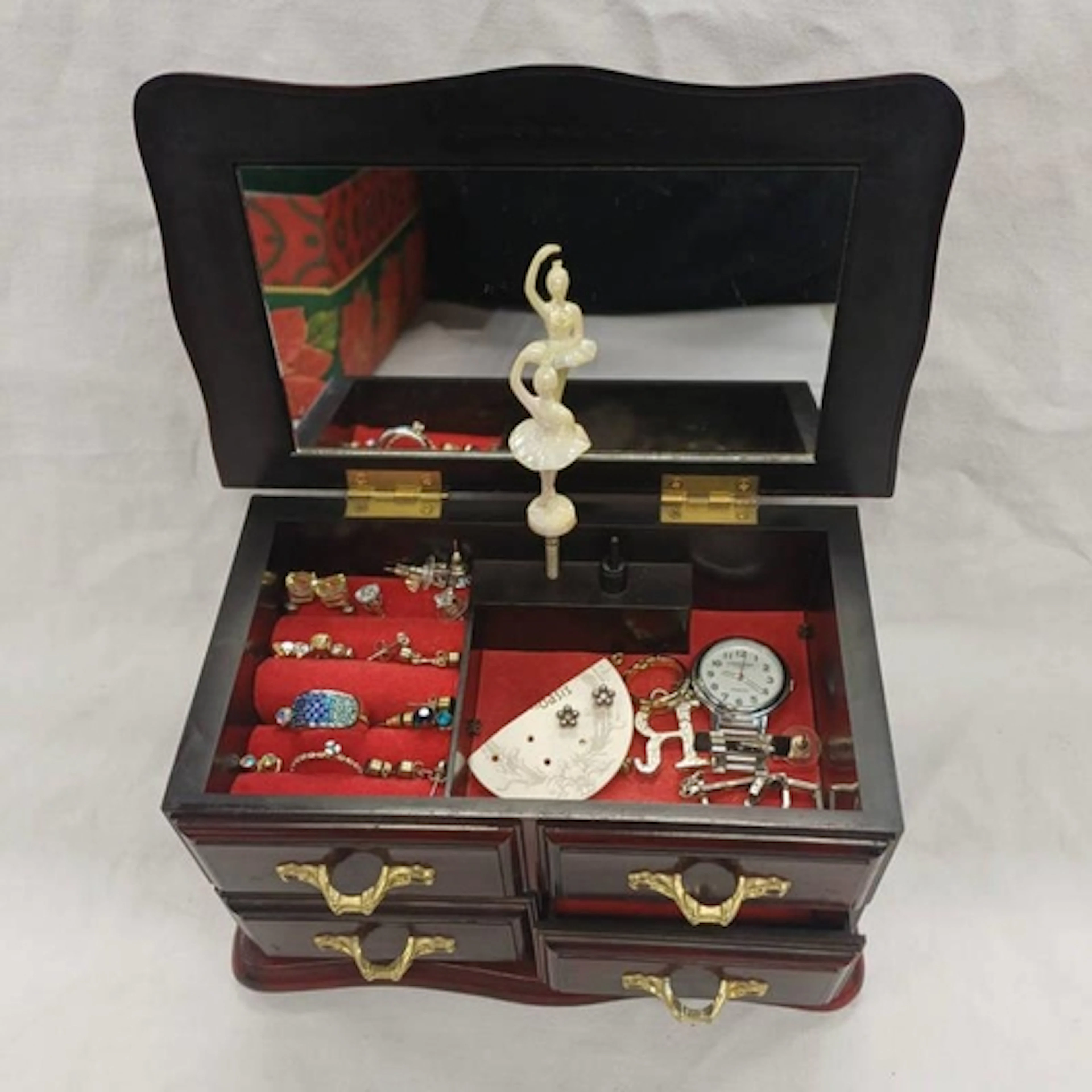 JEWELLERY BOX WITH LIFT UP LID & VARIOUS EARRINGS, CONSTANT ...