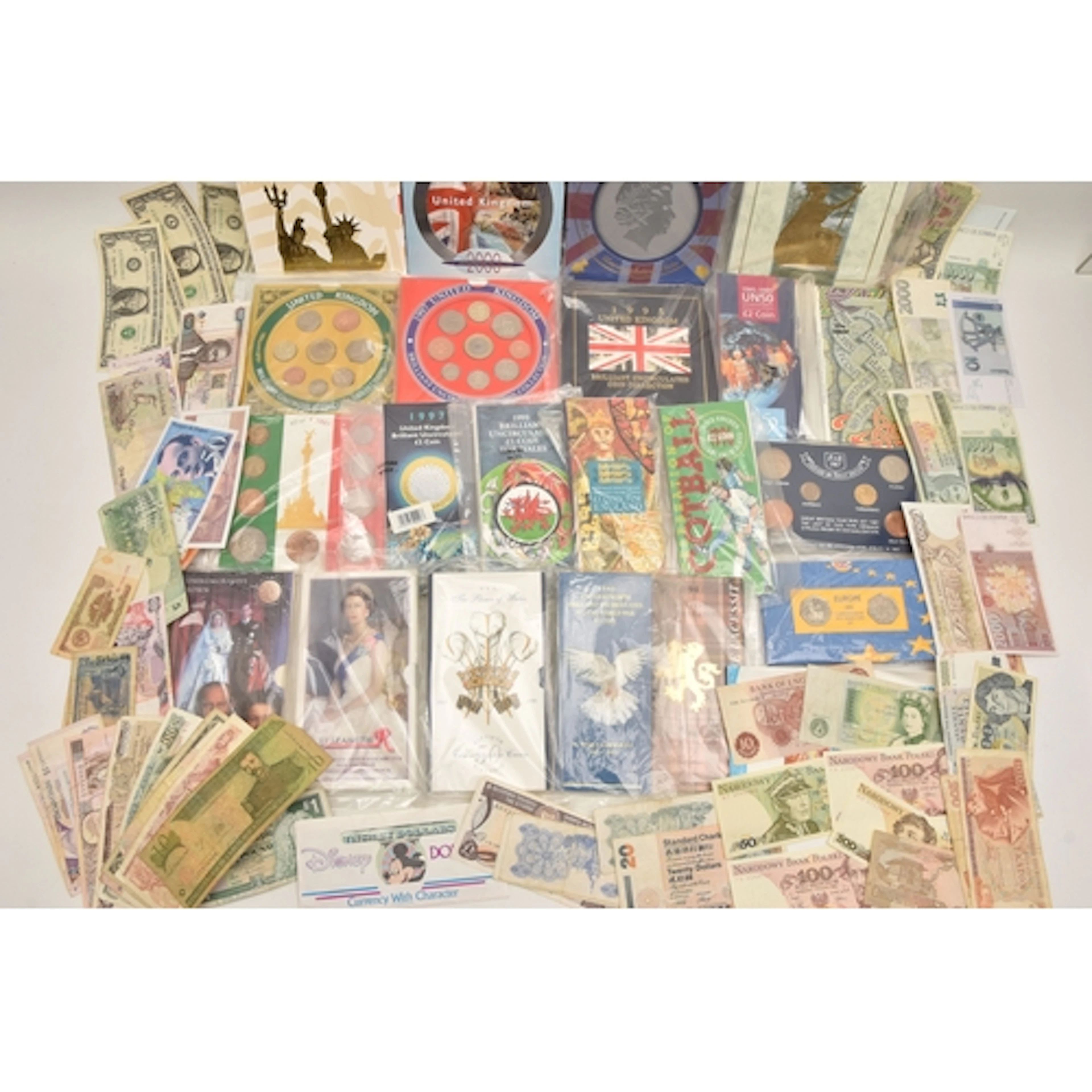 COINS AND BANK NOTES, a quantity of foreign circulated bankn...