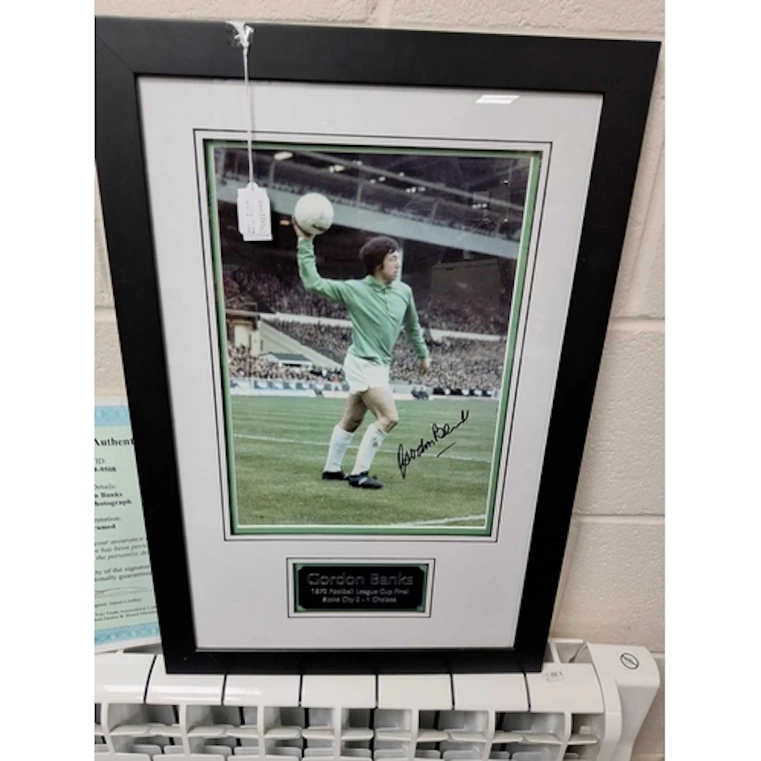 GORDON BANKS, a framed signed photograph of the legendary En...