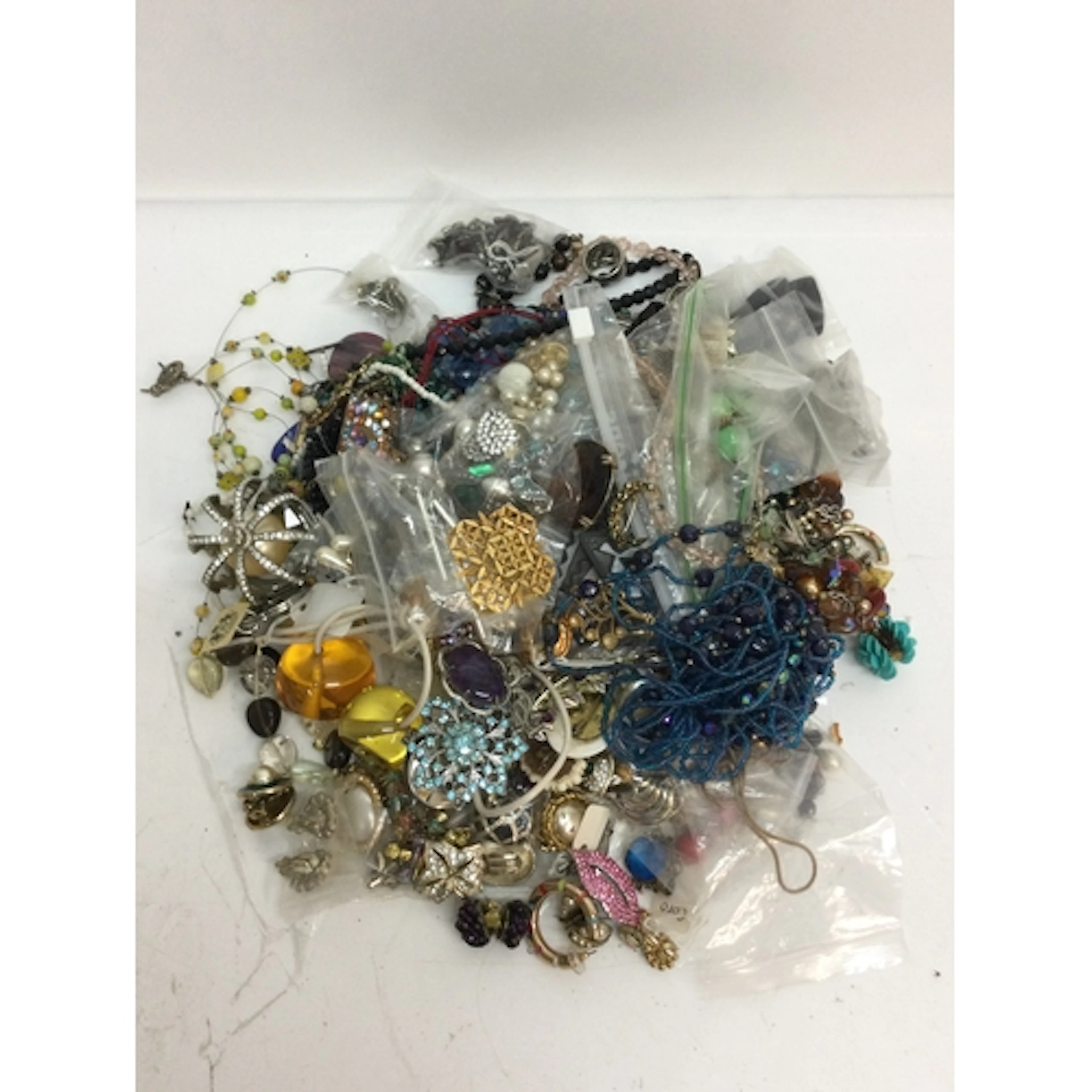 A further quantity of vintage costume and modern jewellery&n...