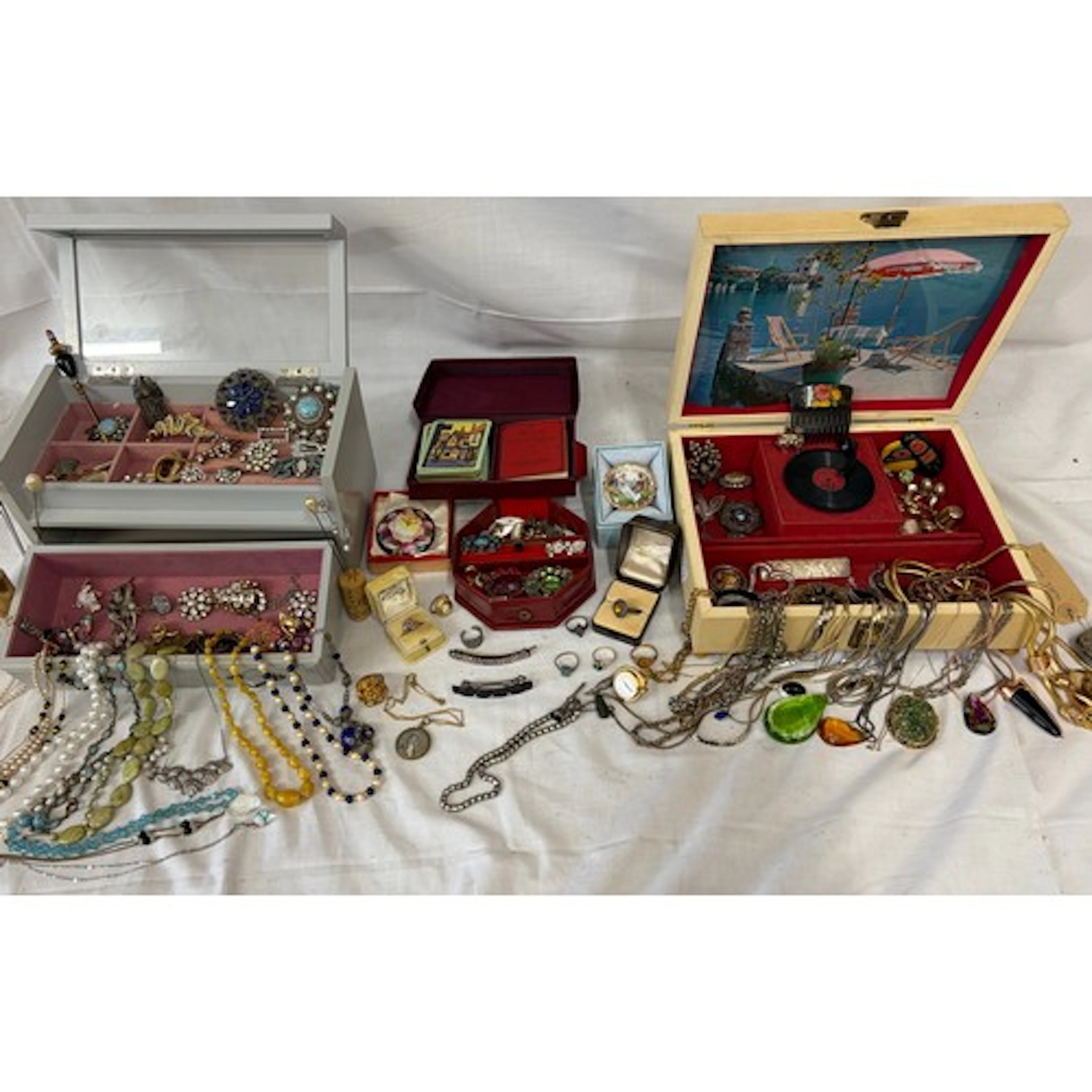 Quantity of vintage costume jewellery to include brooches, n...