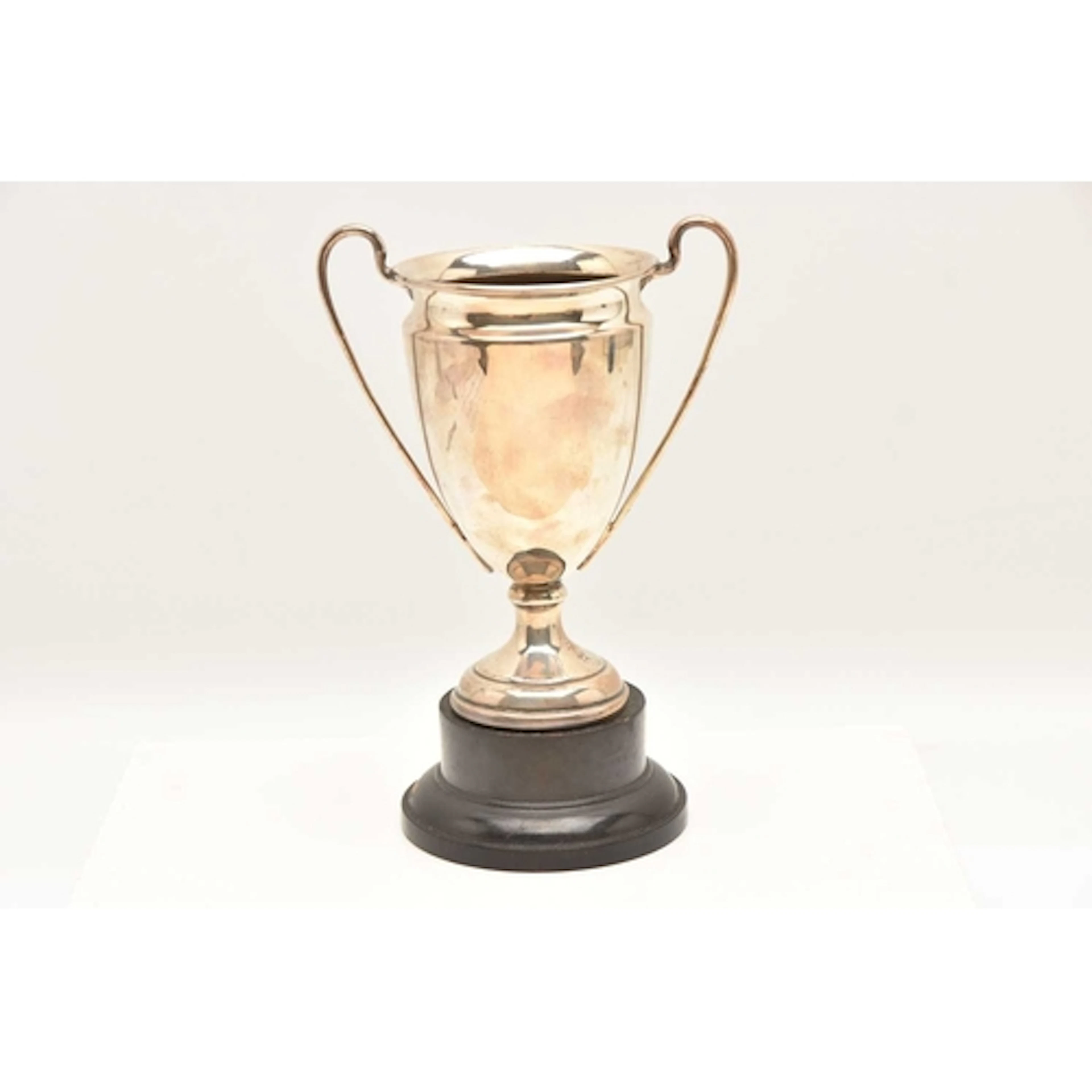 AN EARLY 20TH CENTURY SILVER TROPHY CUP, twin handles on a r...