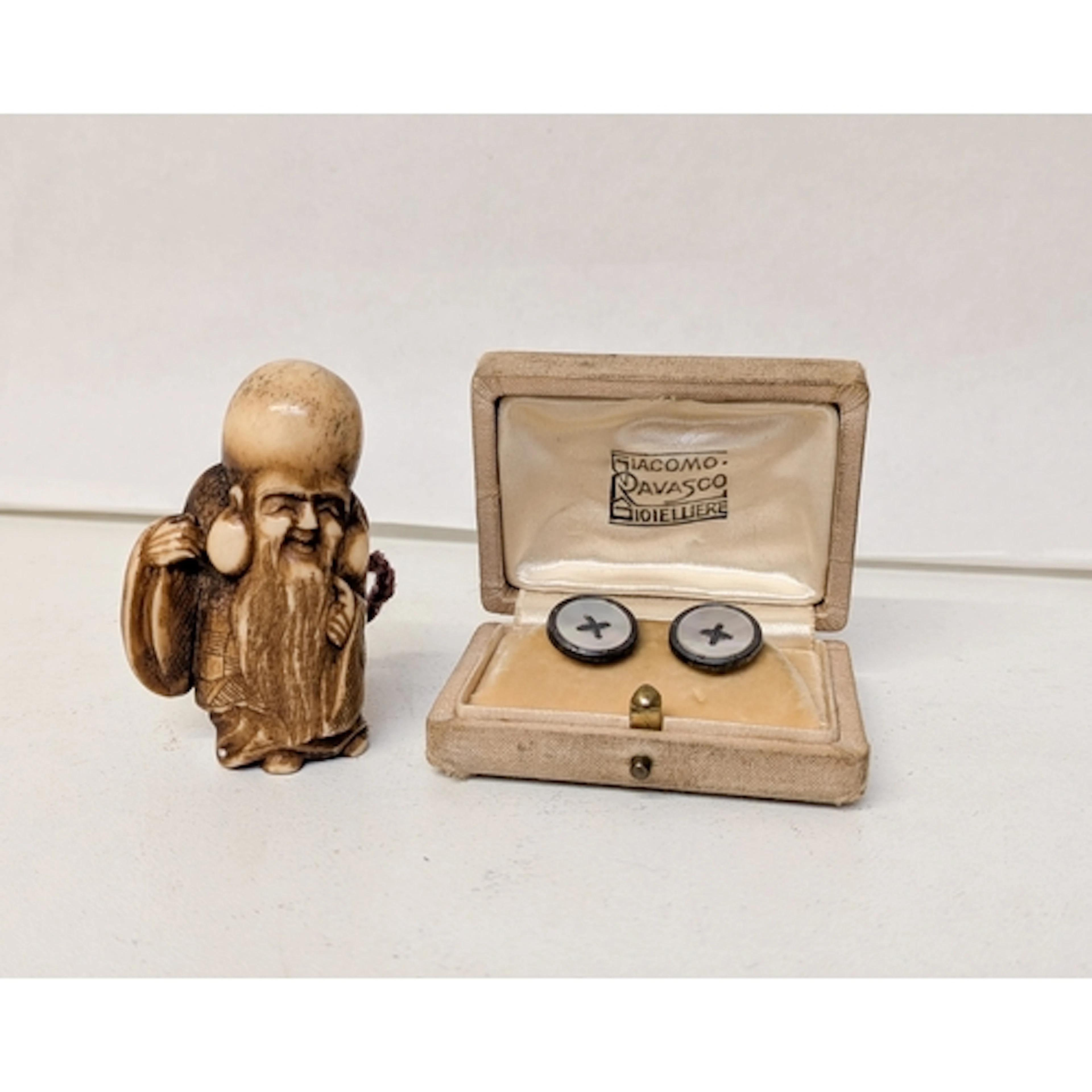 A pair of gentleman's mother of pearl cufflinks in fitted bo...