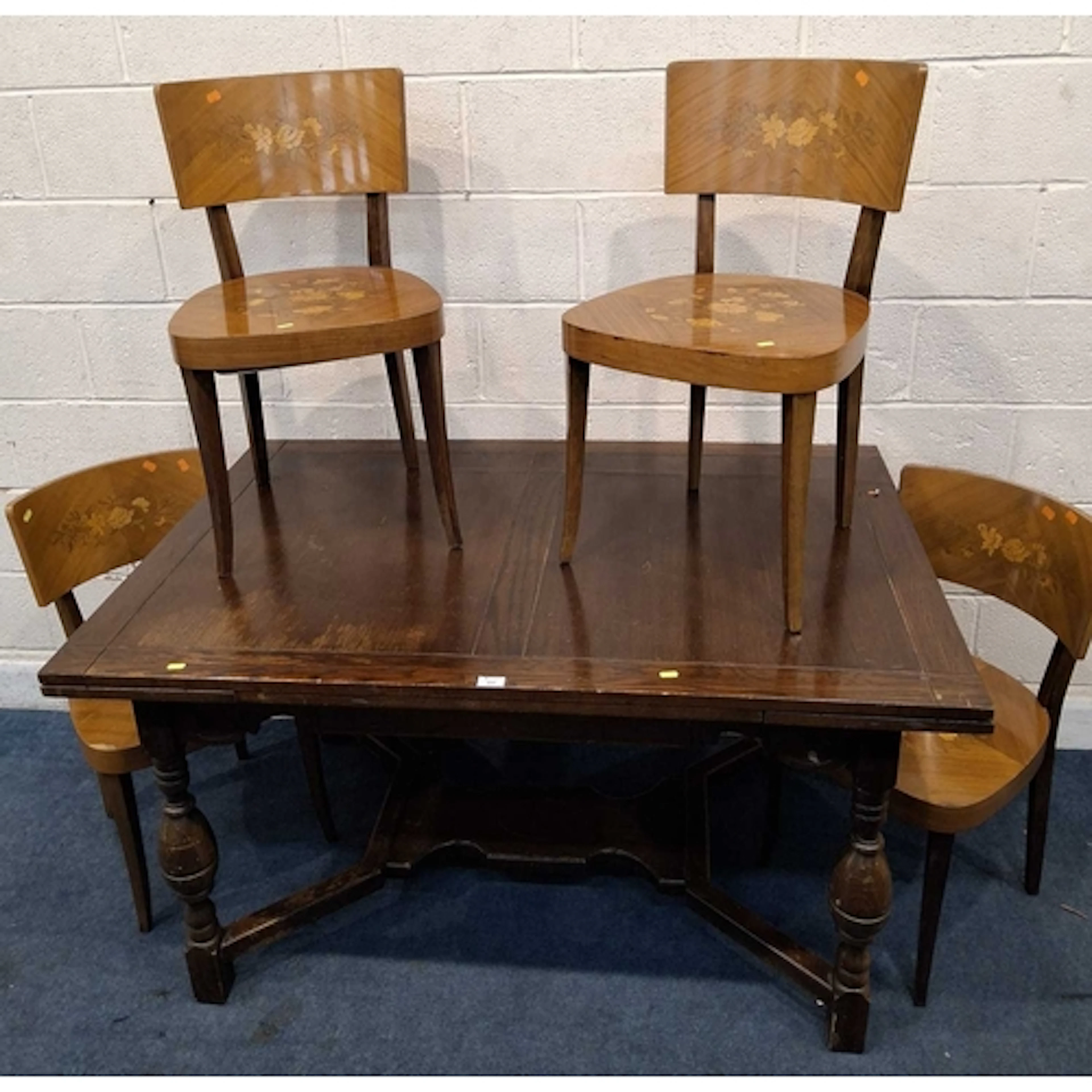 AN EARLY 20TH CENTURY OAK DRAW LEAF DINING TABLE, raised on ...