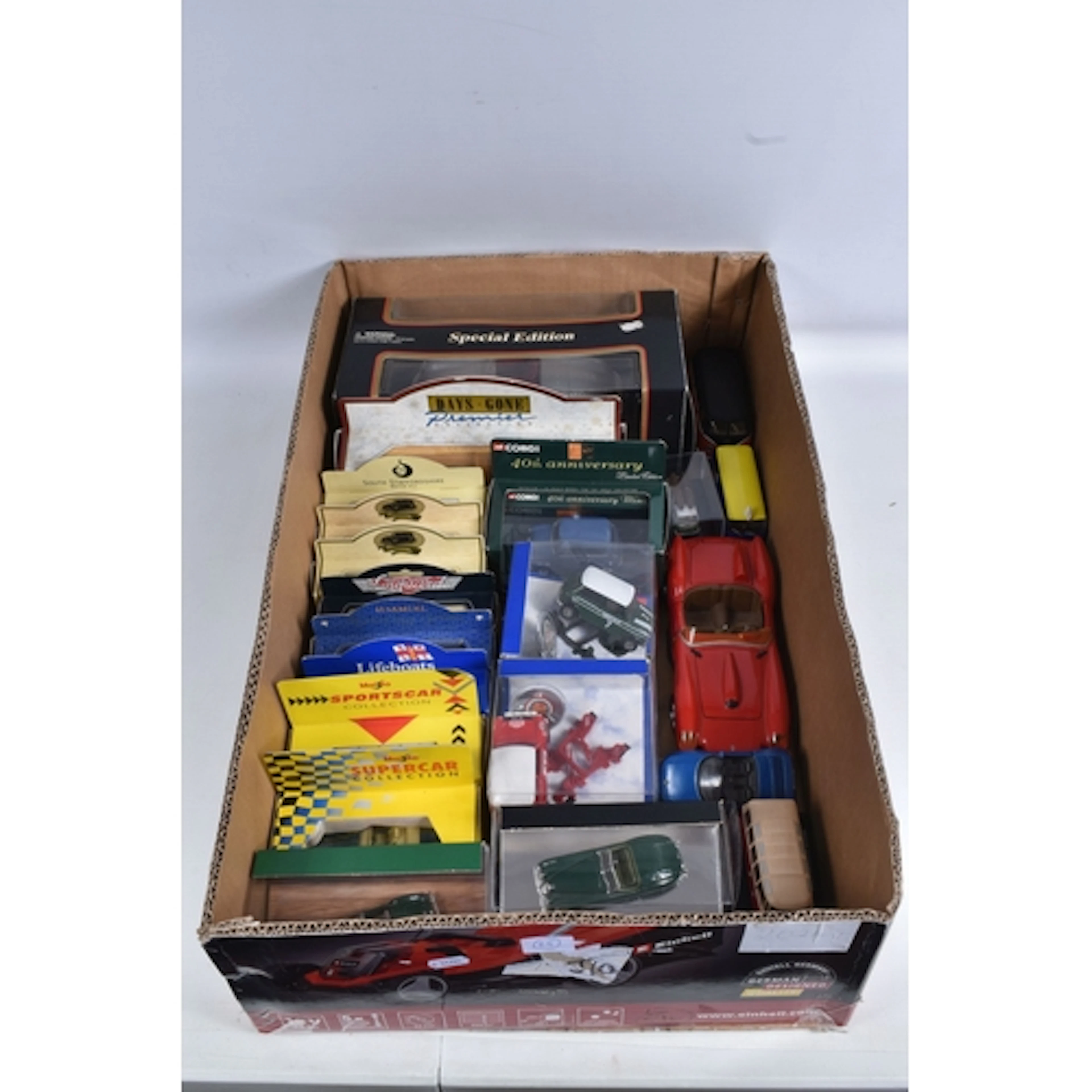 A QUANTITY OF BOXED MODERN DIECAST VEHICLES, to include boxe...