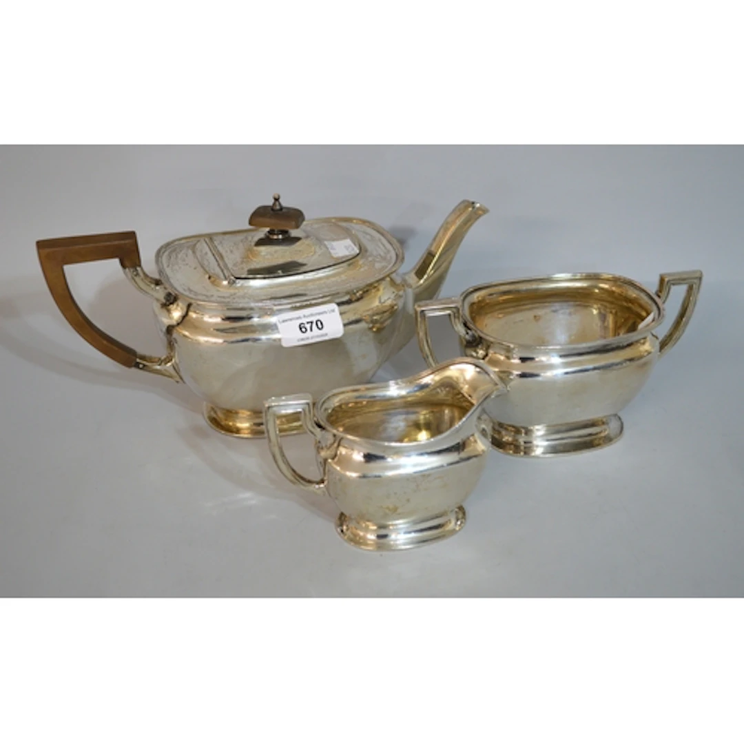 Early 20th Century London silver three piece tea service, 38...