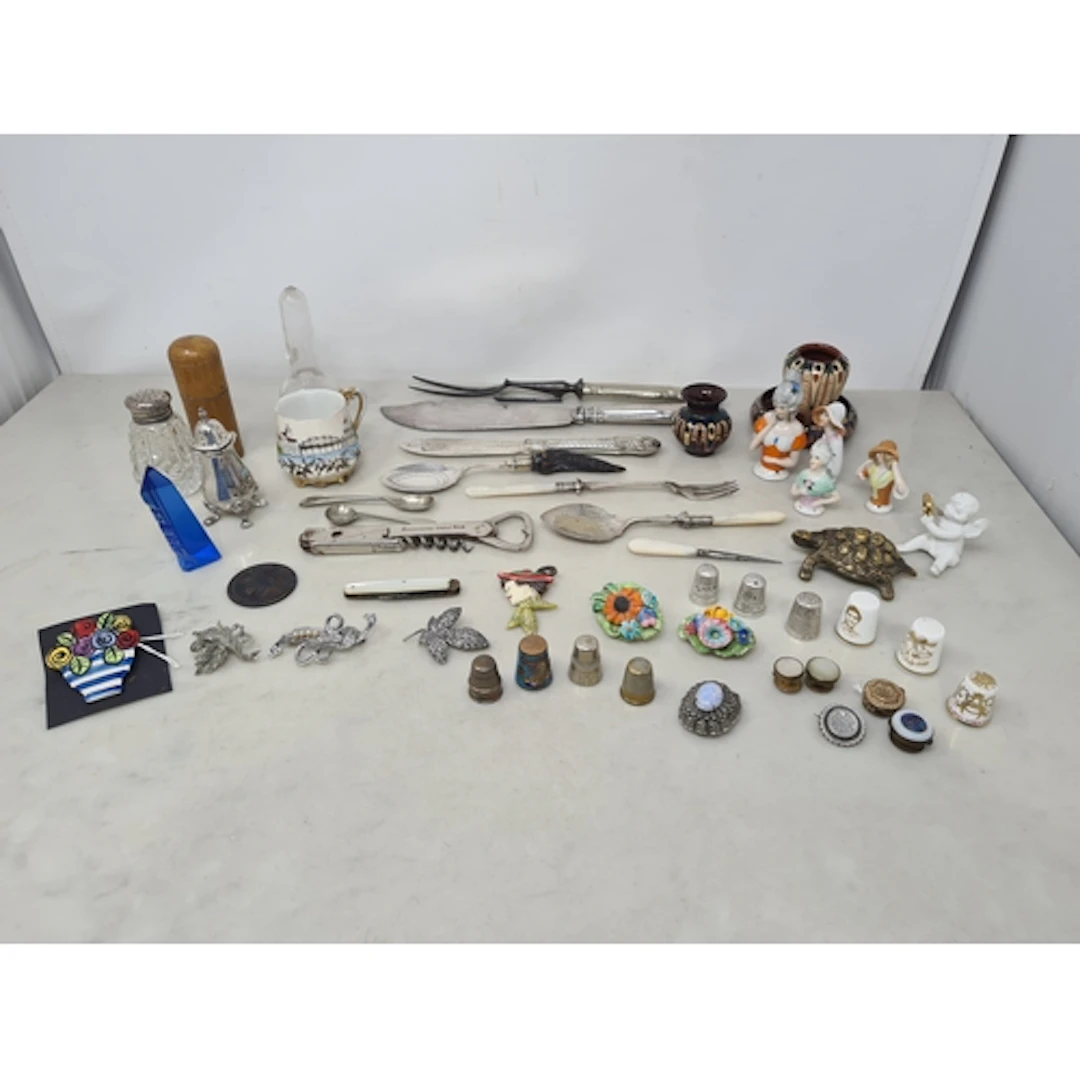A quantity of Thimbles in silver, ceramic, etc, various Broo...