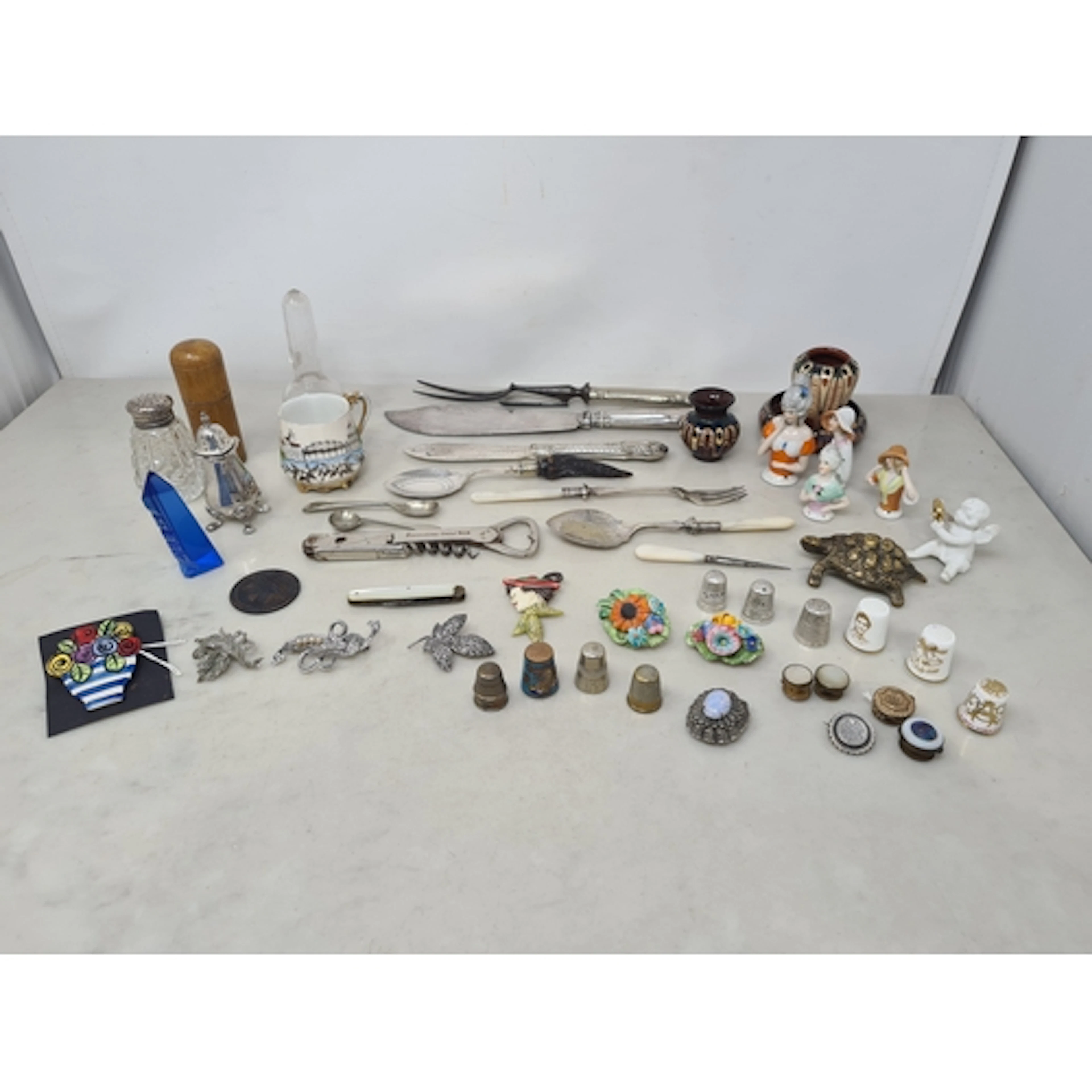 A quantity of Thimbles in silver, ceramic, etc, various Broo...