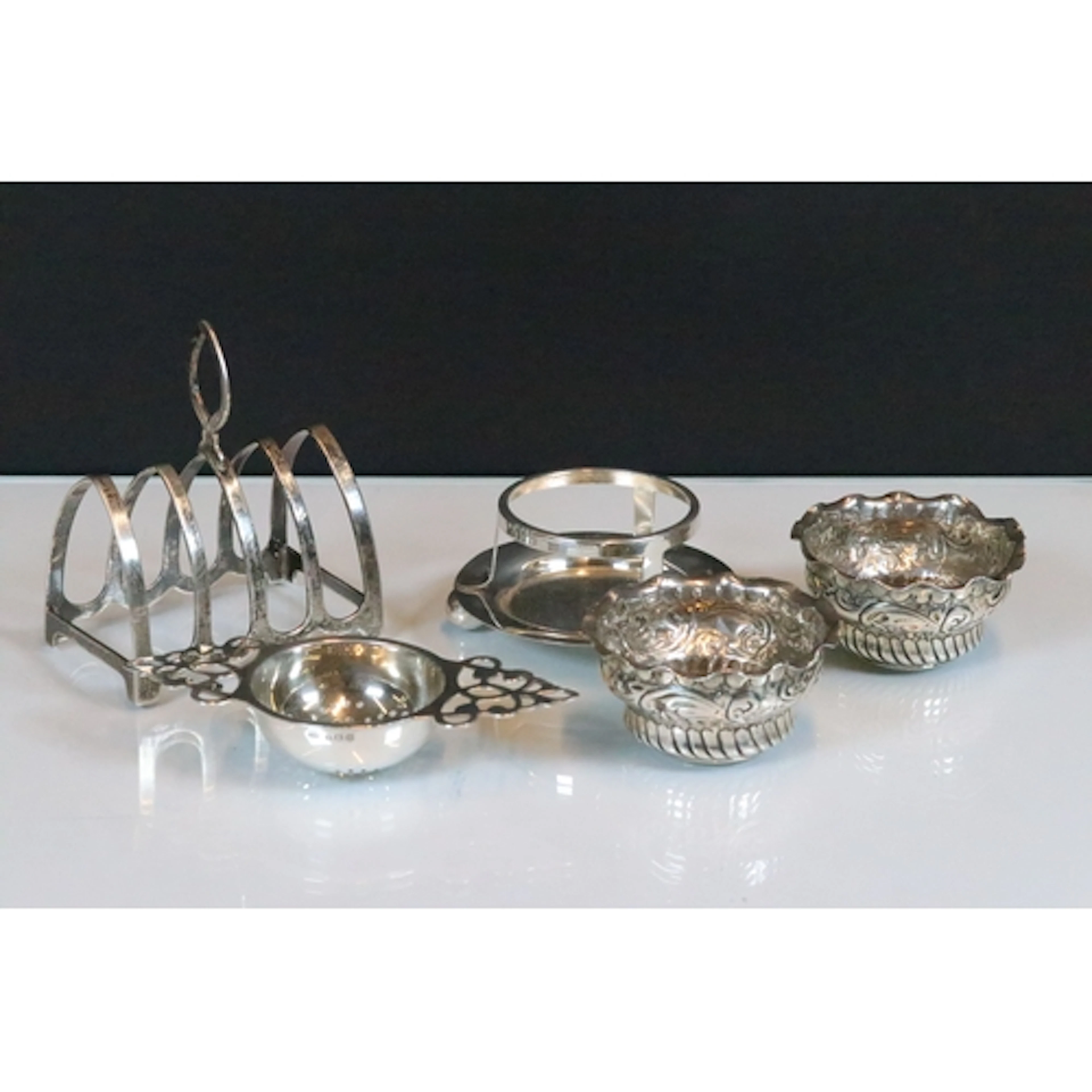 Collection of assorted silver items to include tea strainer ...