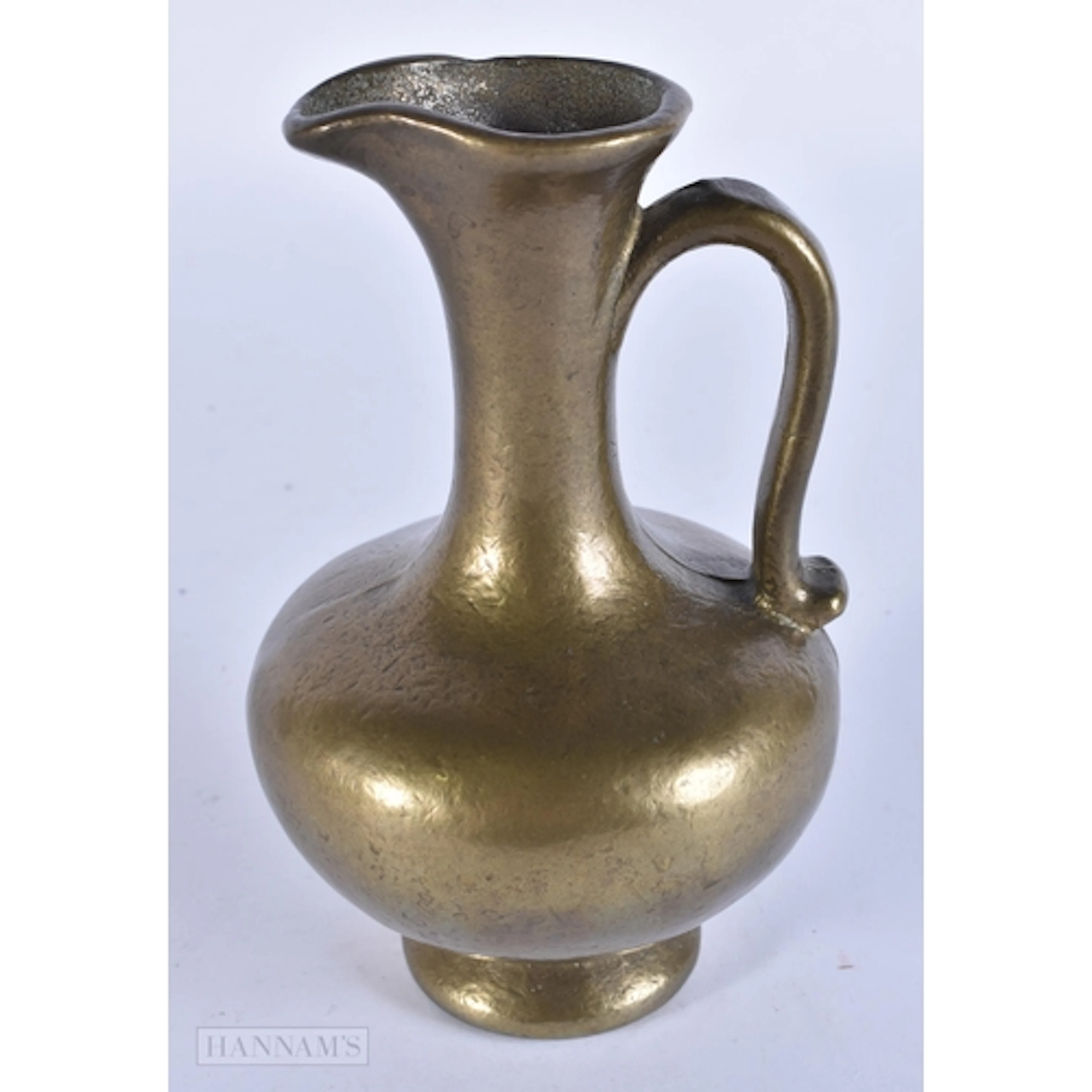 AN 18TH CENTURY BRONZE JUG After the Antiquity. 15 cm high.
