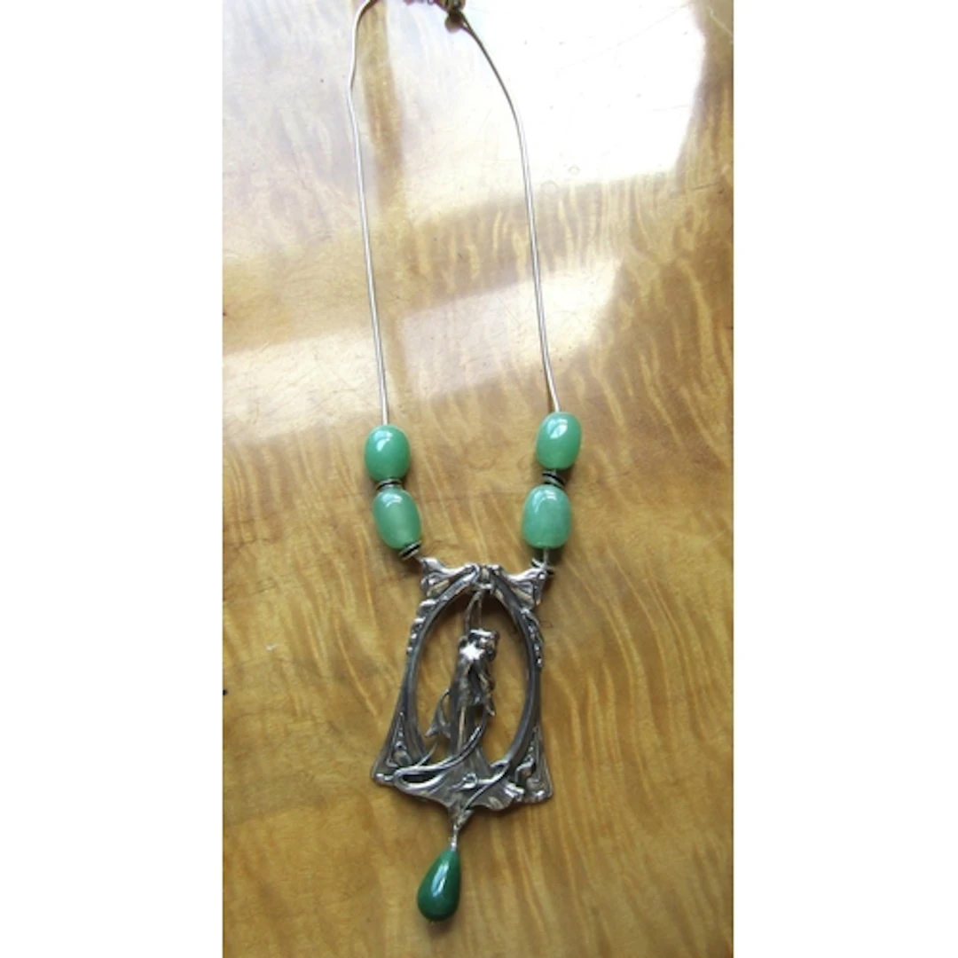 Art Nouveau Jade Bead Set Ladies Pendant Necklace