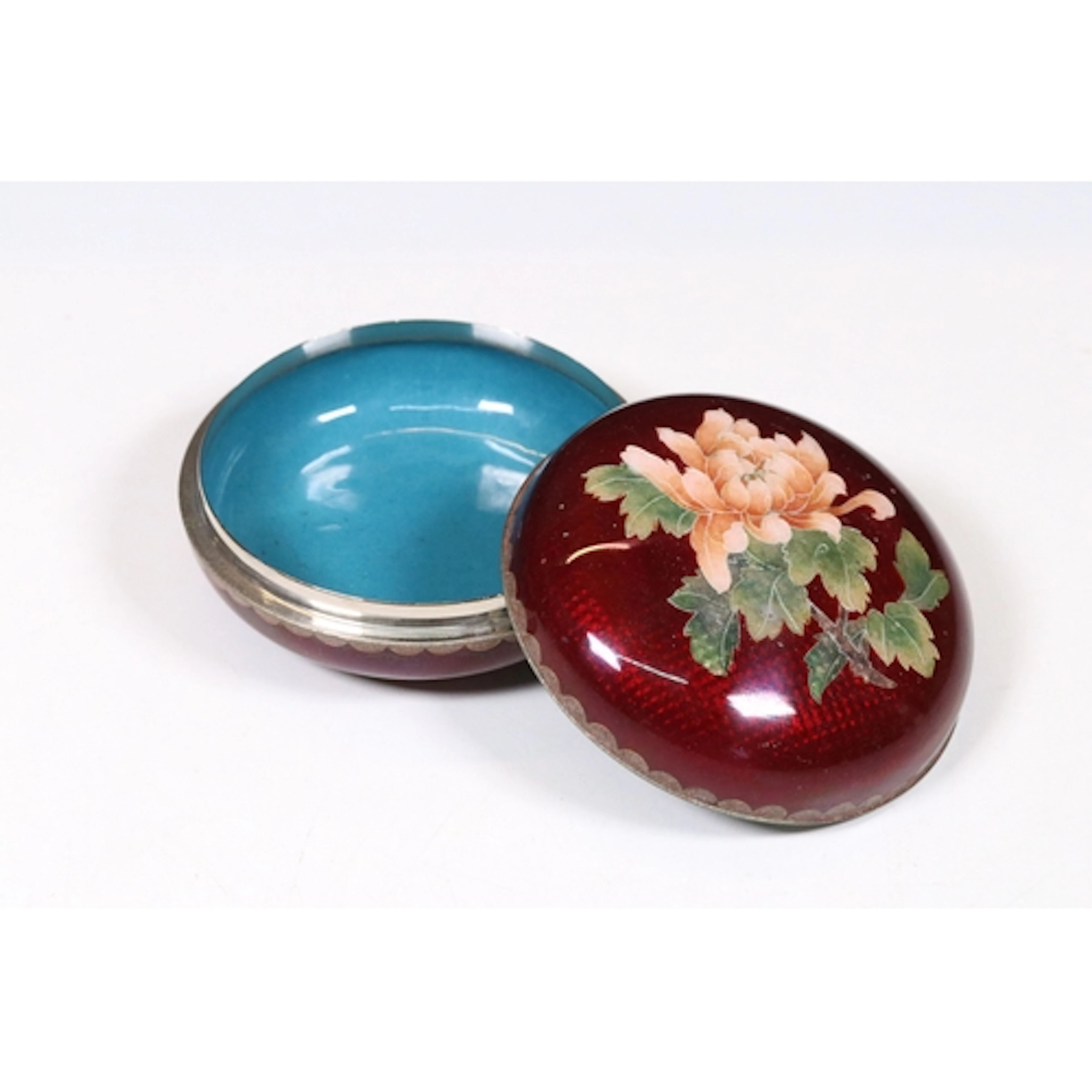 Japanese late Meiji period cloisonne round box and cover, ha...