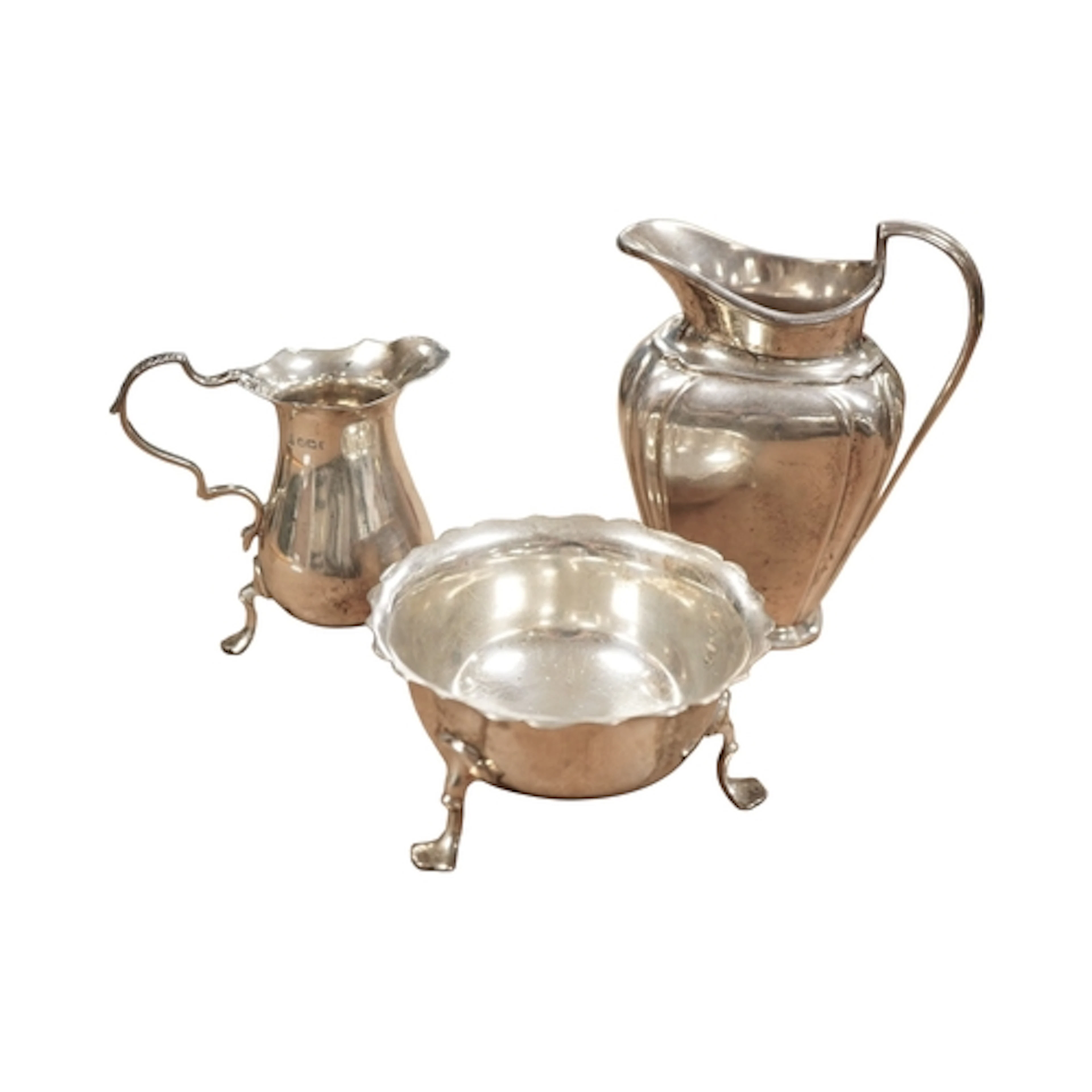 An Edwardian silver cream jug by Goldsmiths & Silversmiths C...
