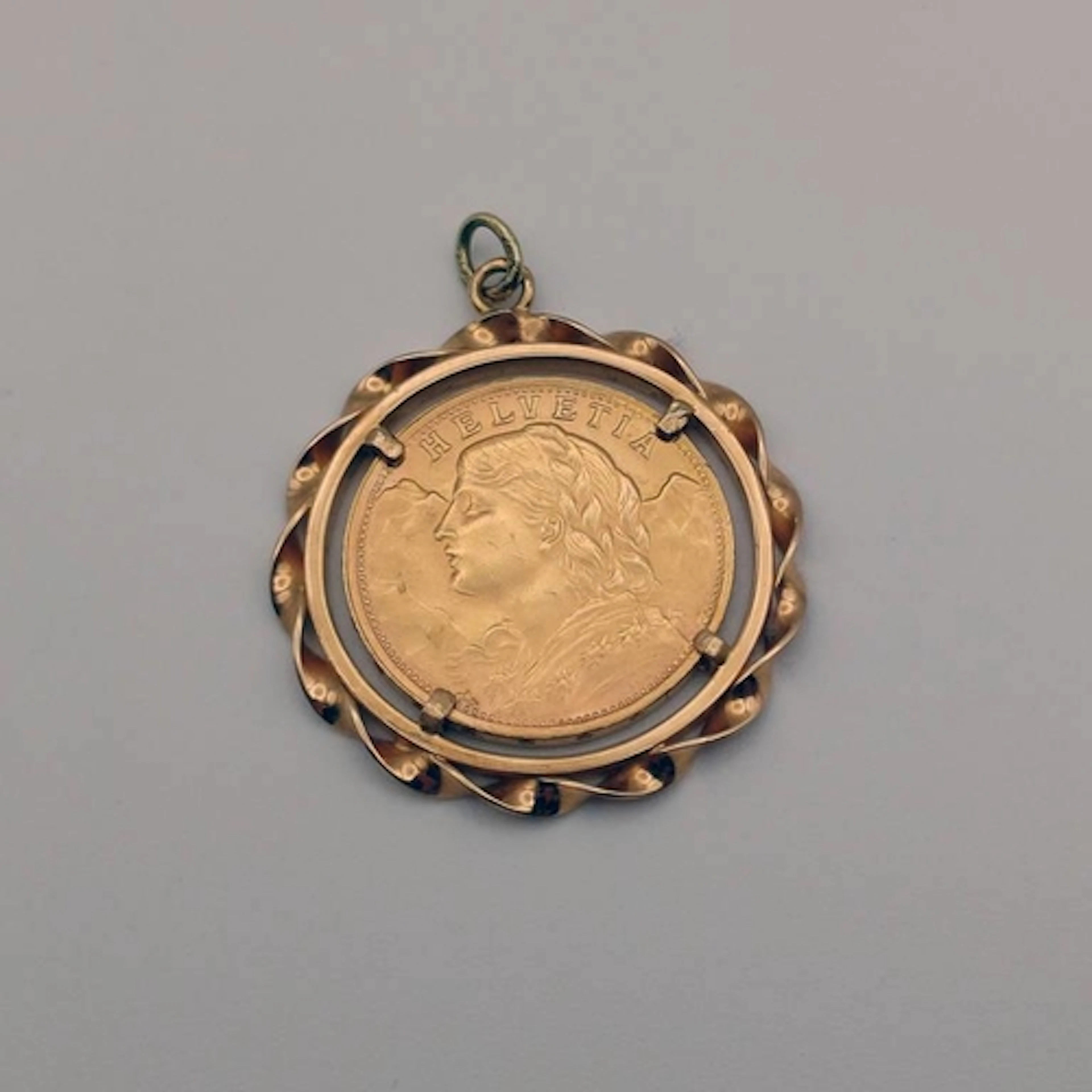 GOLD 1935 SWISS 20 FRANC COIN IN A GOLD MOUNT - 10.0G TOTAL