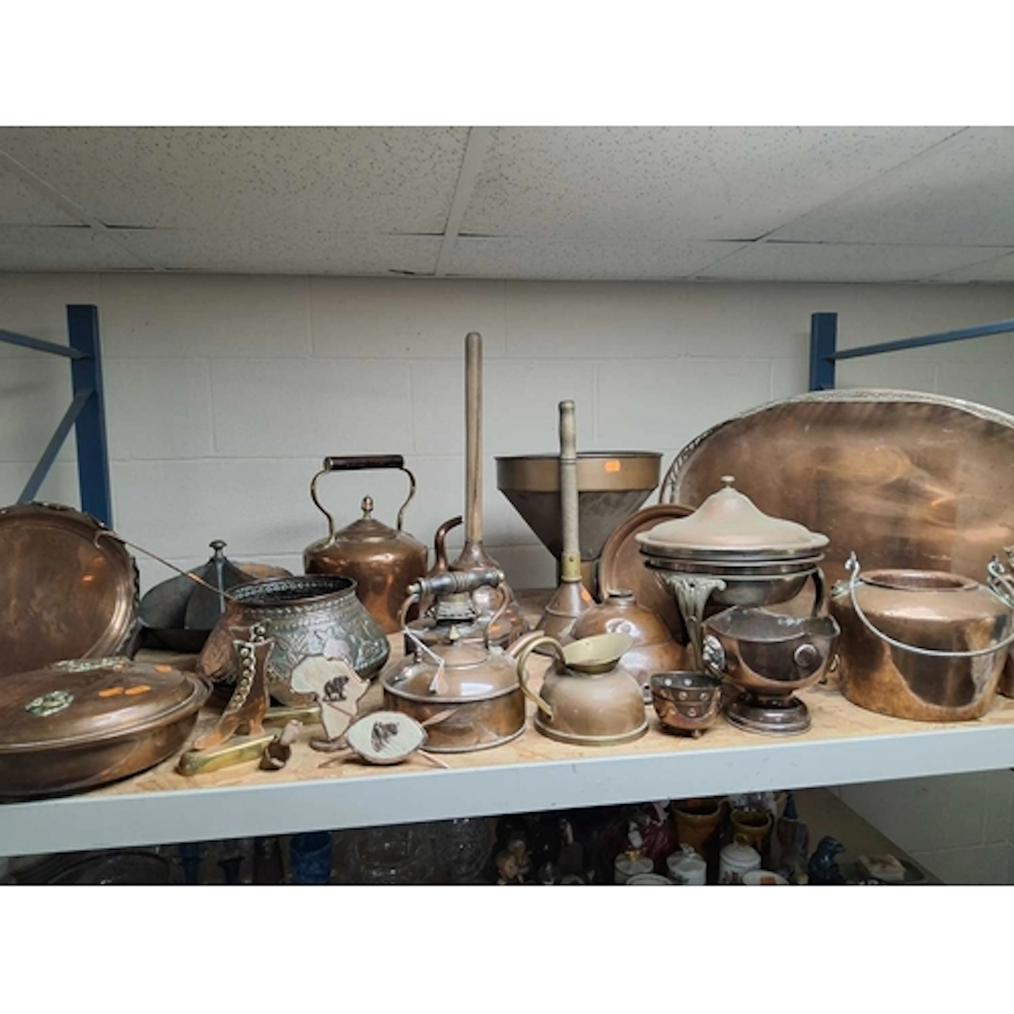 A GROUP OF ANTIQUE AND VINTAGE COPPERWARE to include a large...