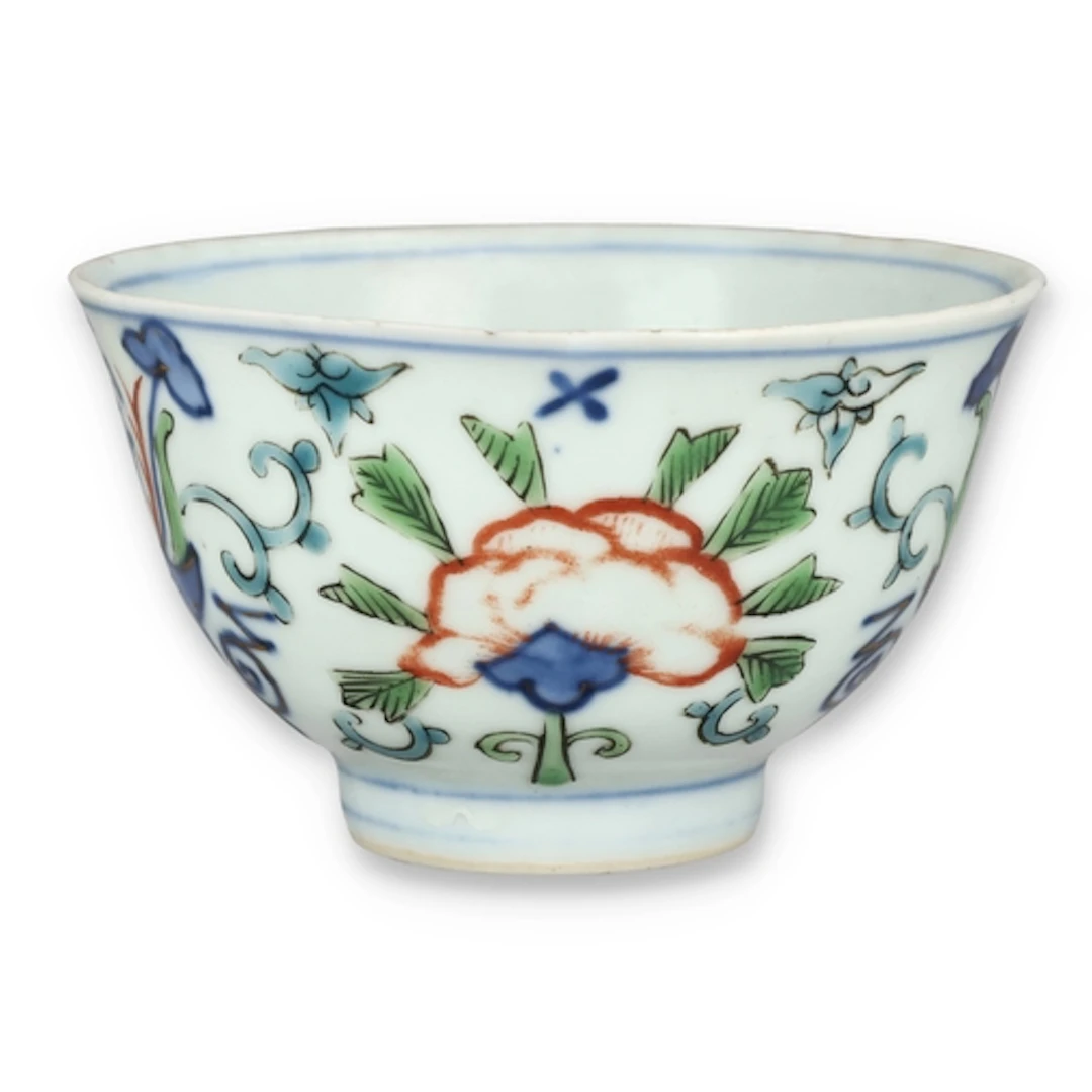 A CHINESE 18TH CENTURY 'WUCAI' PORCELAIN TEA BOWL, The inte...