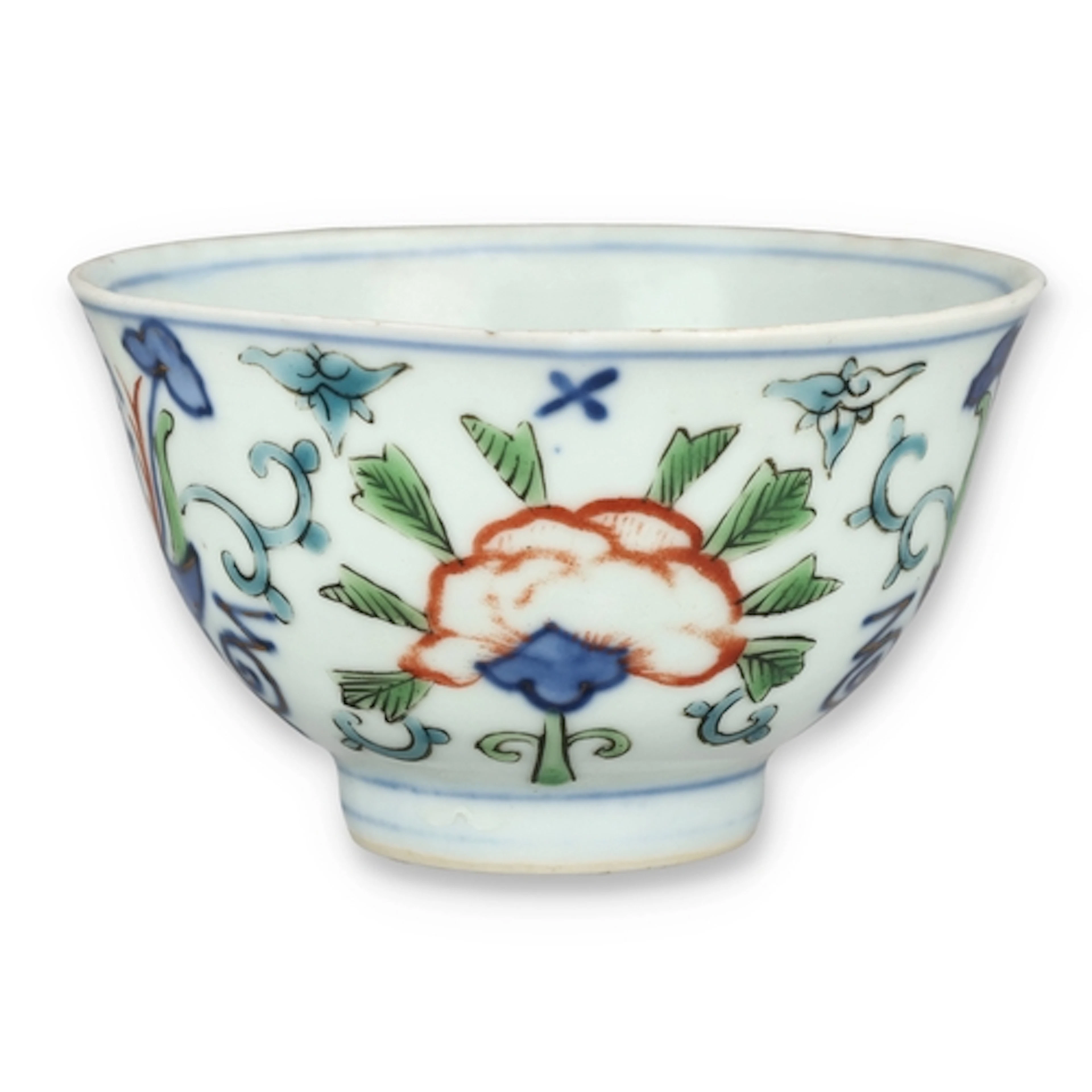 A CHINESE 18TH CENTURY 'WUCAI' PORCELAIN TEA BOWL, The inte...