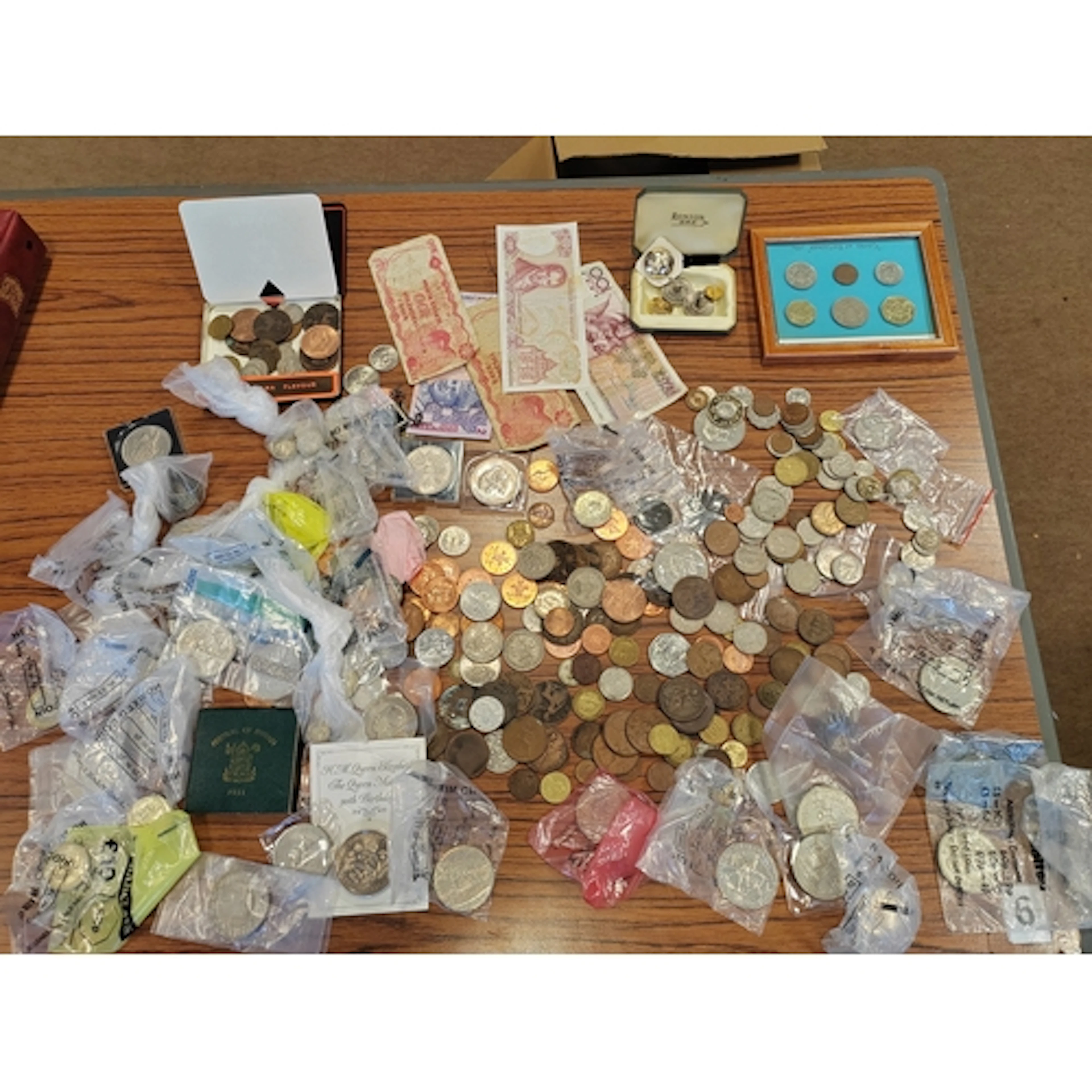 Collection of mostly commemorative and circulated decimal, w...
