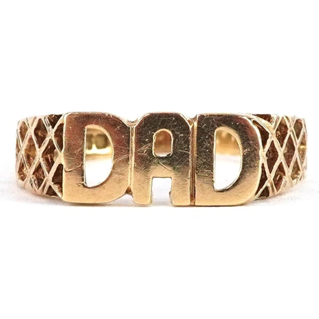 9ct gold 'Dad' ring, size T, 1.5g.