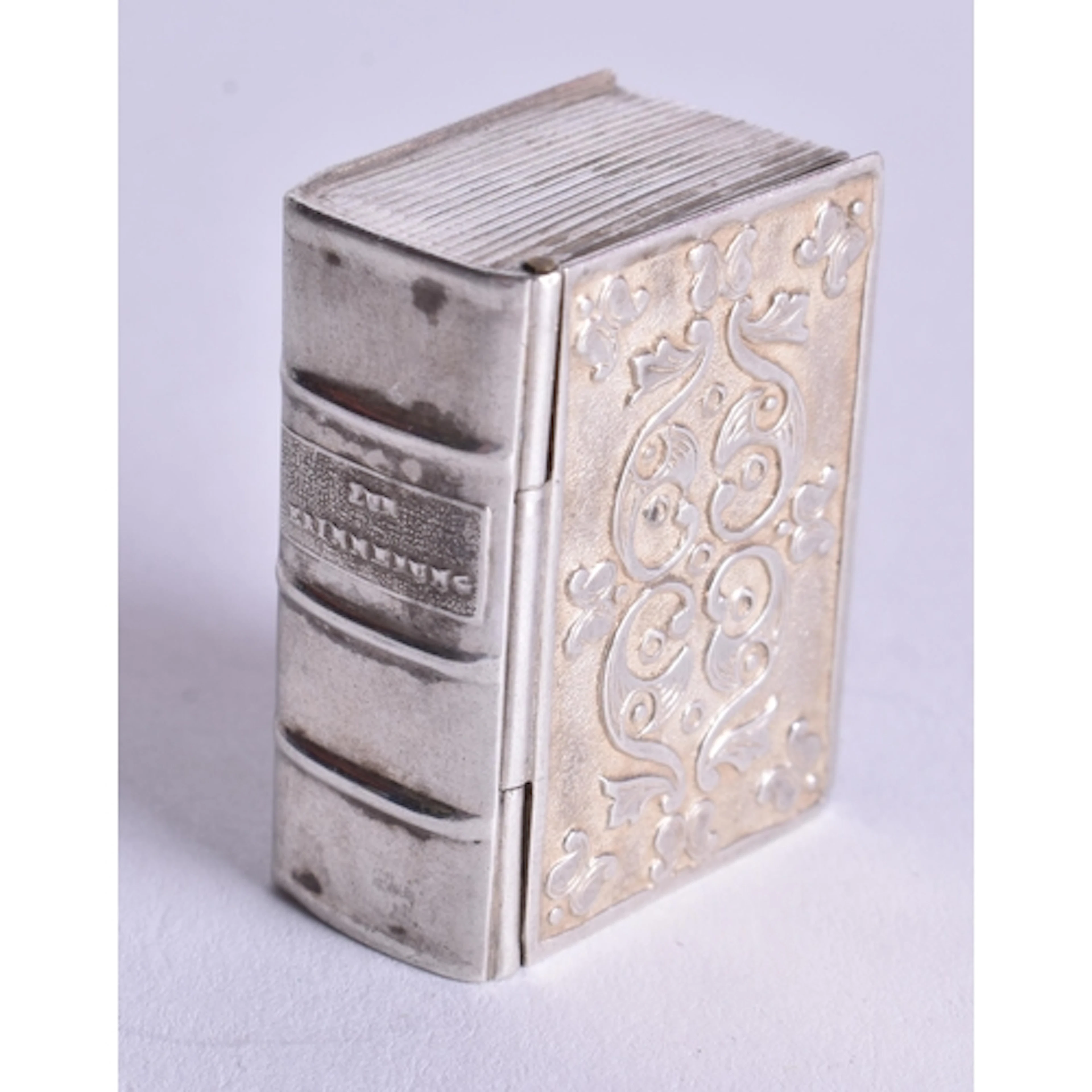 A RARE ANTIQUE SILVER LIBRARY BOOK SNUFF BOX. 15 grams. 1.5 ...